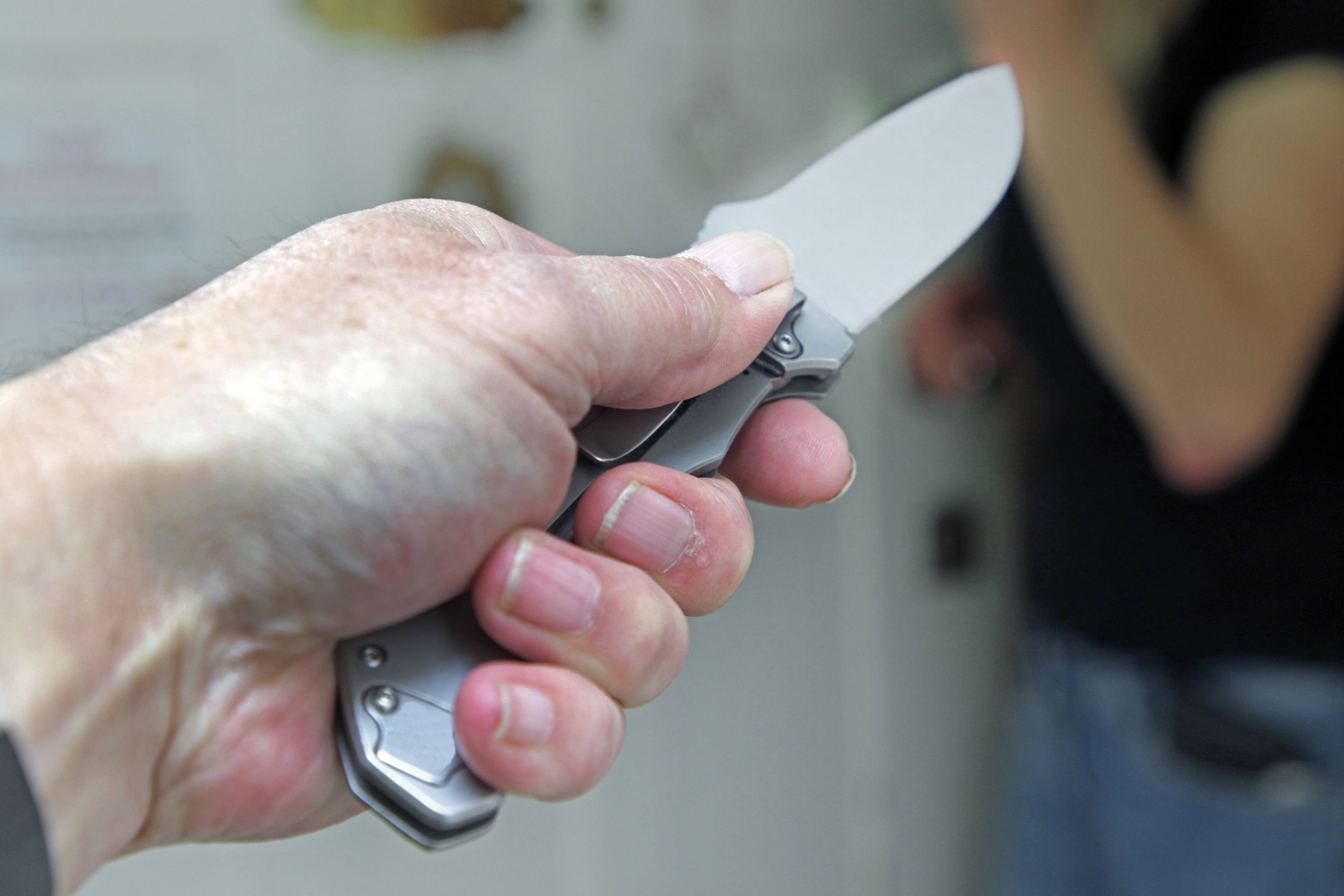 Der Mann bedrohte drei Personen mit einem Klappmesser.