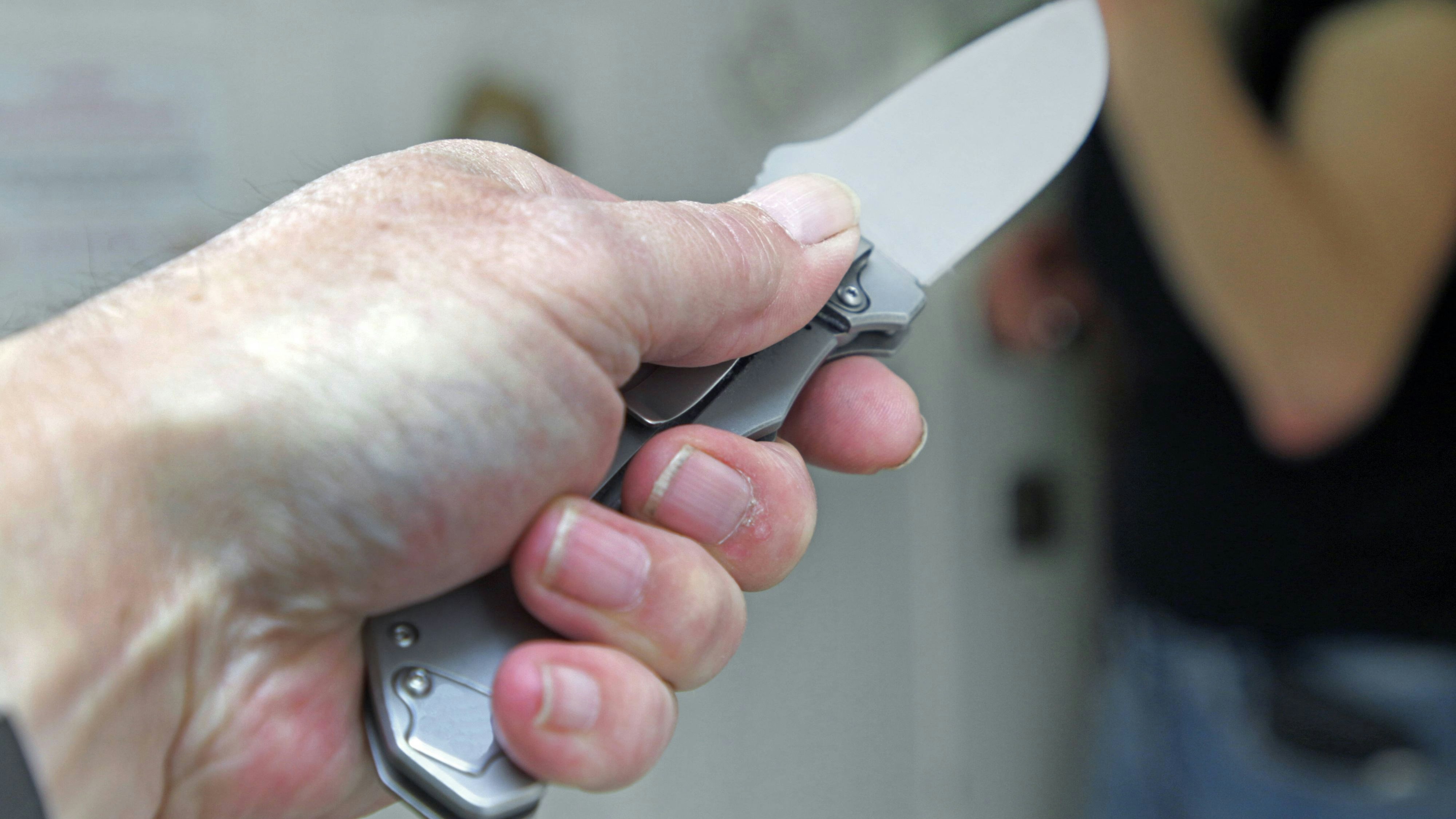 Heute.at - Lokalgast und Angestellte mit Messer bedroht