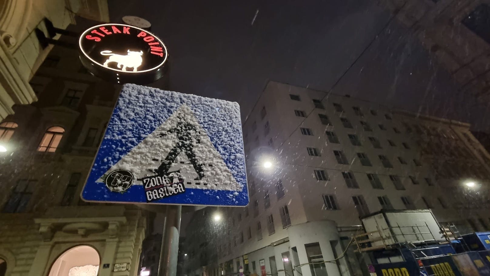 Gleich mehrere Bundesländer dürfen sich am Mittwoch über Schnee freuen – darunter auch die Bundeshauptstadt. "Heute" hat die Schneefotos aus den Bezirken.