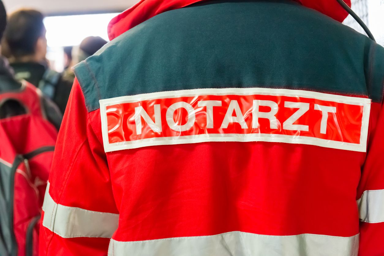 Eine zufällig anwesende Notärztin konnte den Mann vorerst wiederbeleben, doch er starb trotzdem. (Symbolbild)