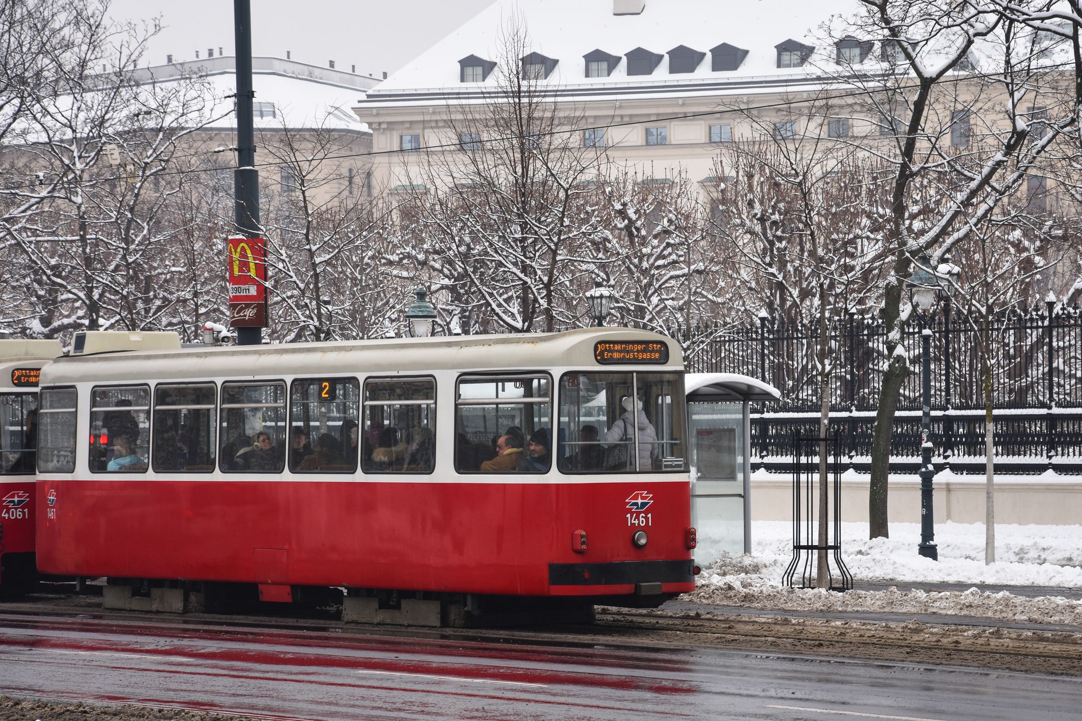 Der Läufer dürfte die Straßenbahn übersehen haben. (Symbolbild)