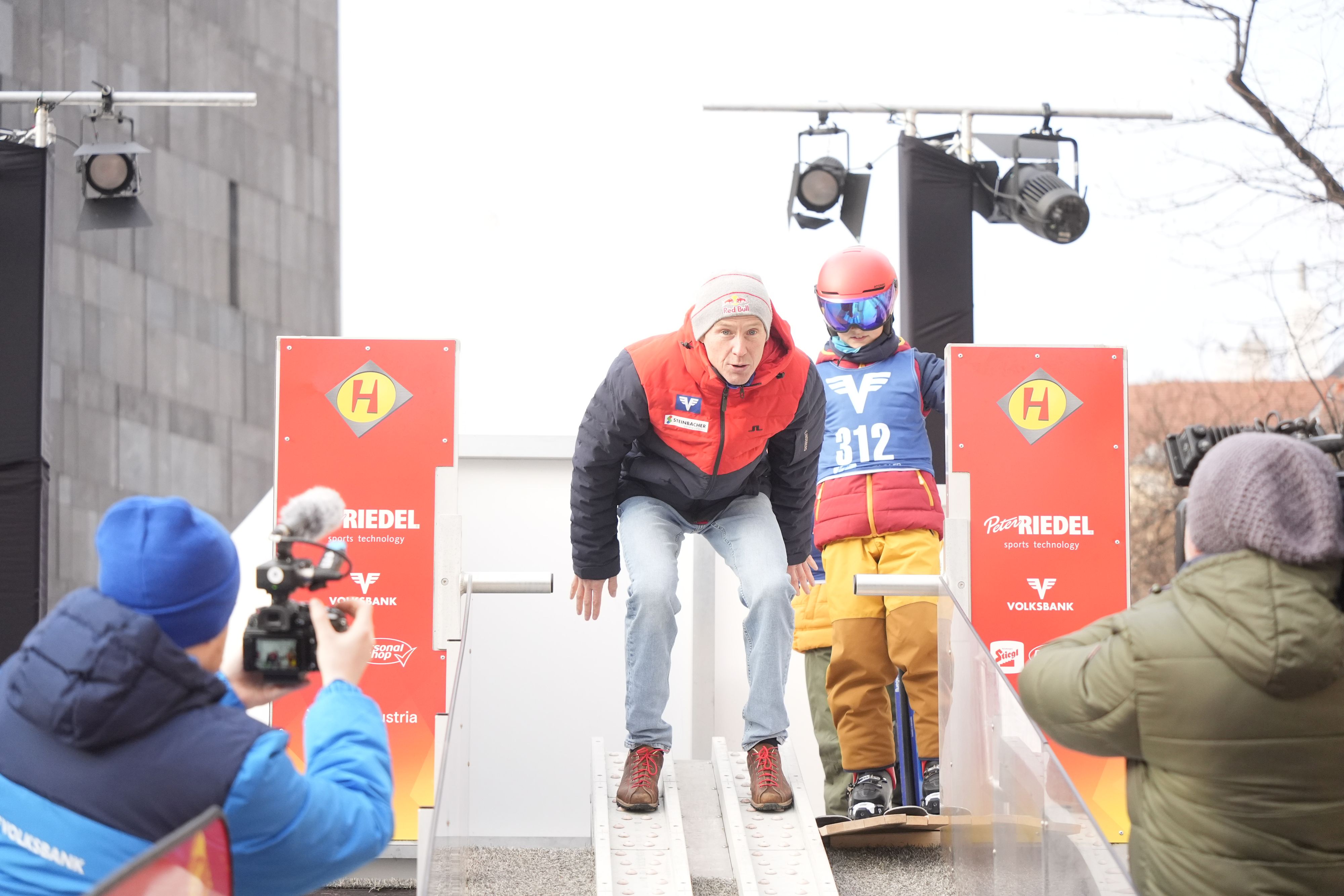 Voller Einsatz für den Nachwuchs: Andreas Goldberger beim Schnuppertraining der Stadtadler im Museumsquartier