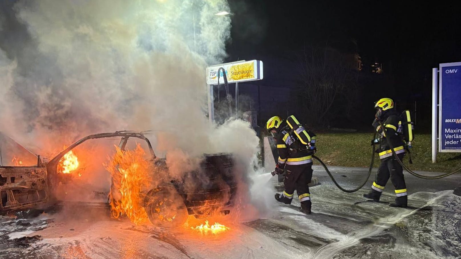 Auto geht bei Tankstelle plötzlich in Flammen auf