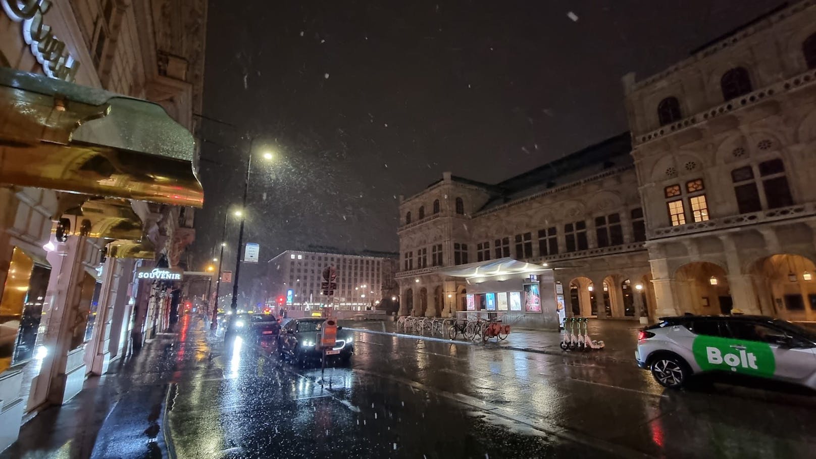 Gleich mehrere Bundesländer dürfen sich am Mittwoch über Schnee freuen – darunter auch die Bundeshauptstadt. "Heute" hat die Schneefotos aus den Bezirken.