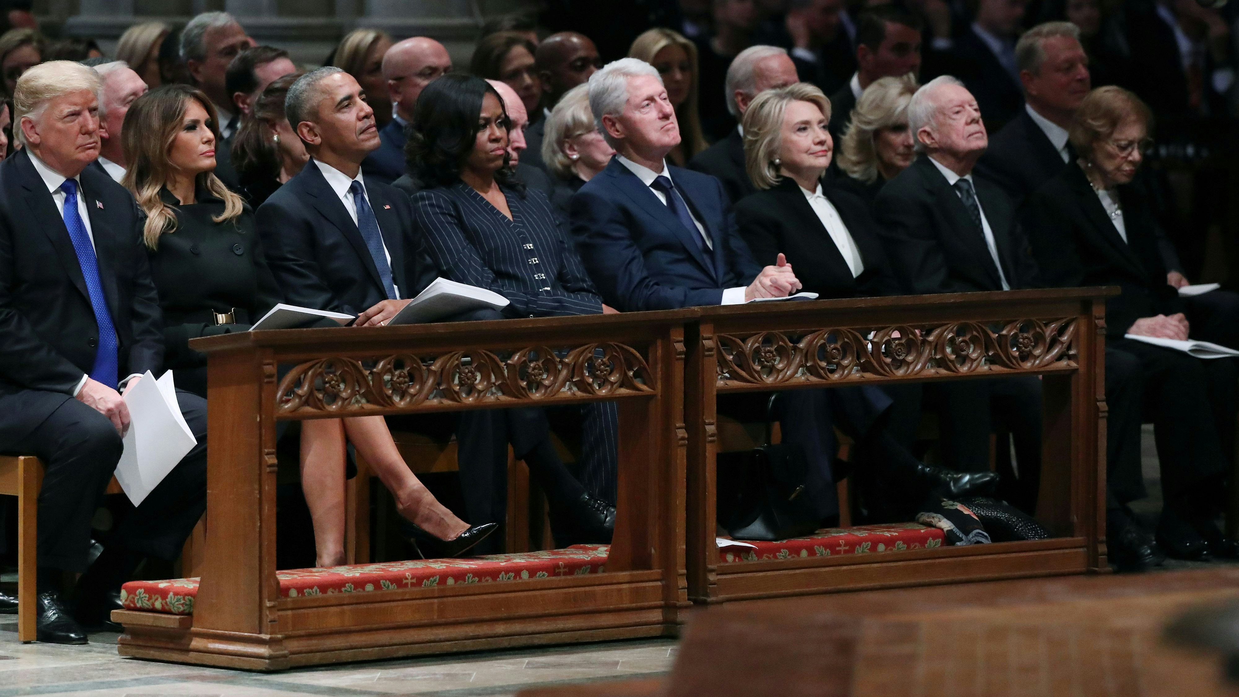 Bei der Trauerfeier für Ex-Präsidenten George H.W. Bush sitzen die Präsidentenpaare Trump, Obama, Clintons und Carter in der ersten Reihe.