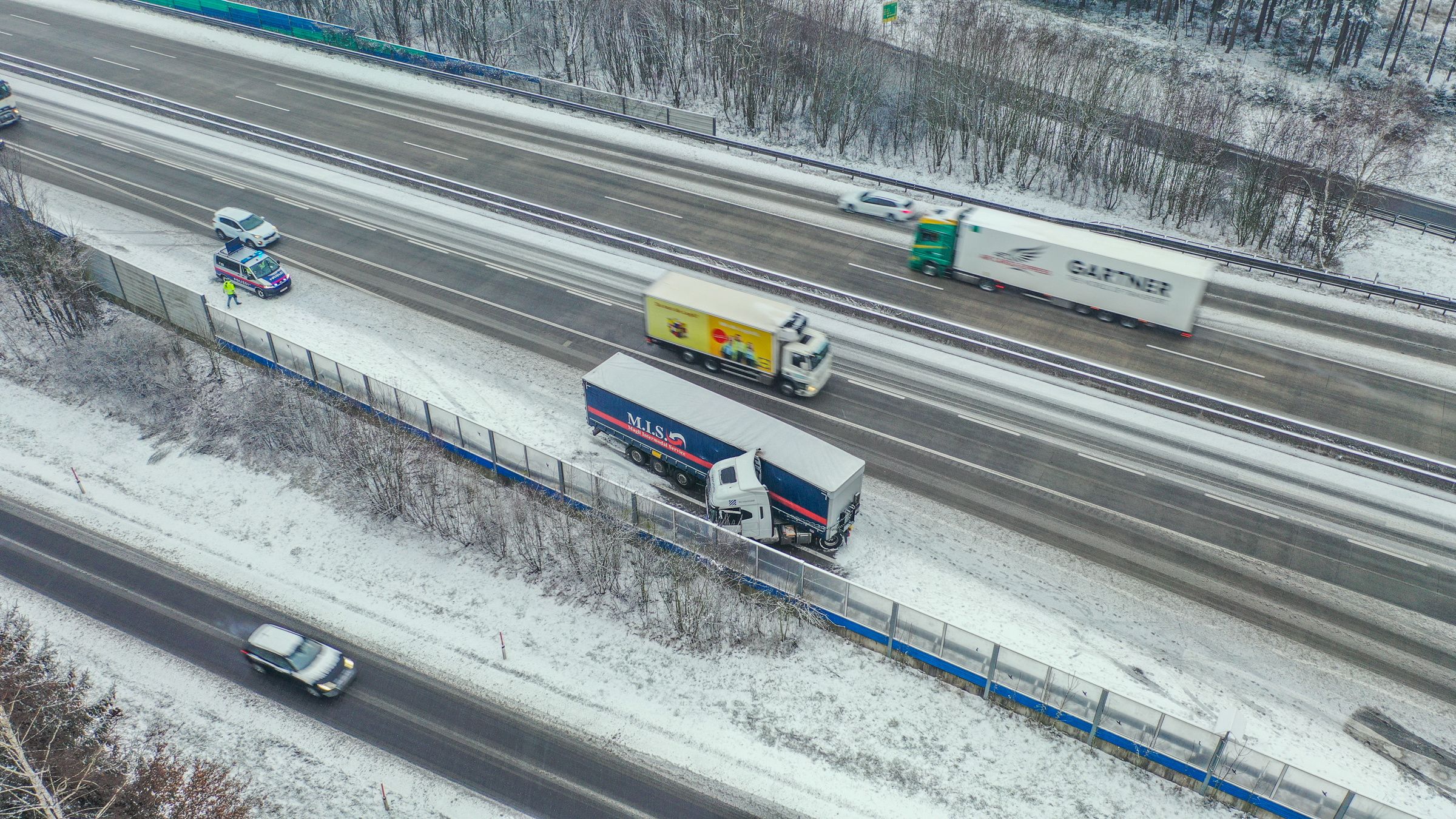 Im dichten Schneetreiben kam es auf der Westautobahn zu einem Unfall. 