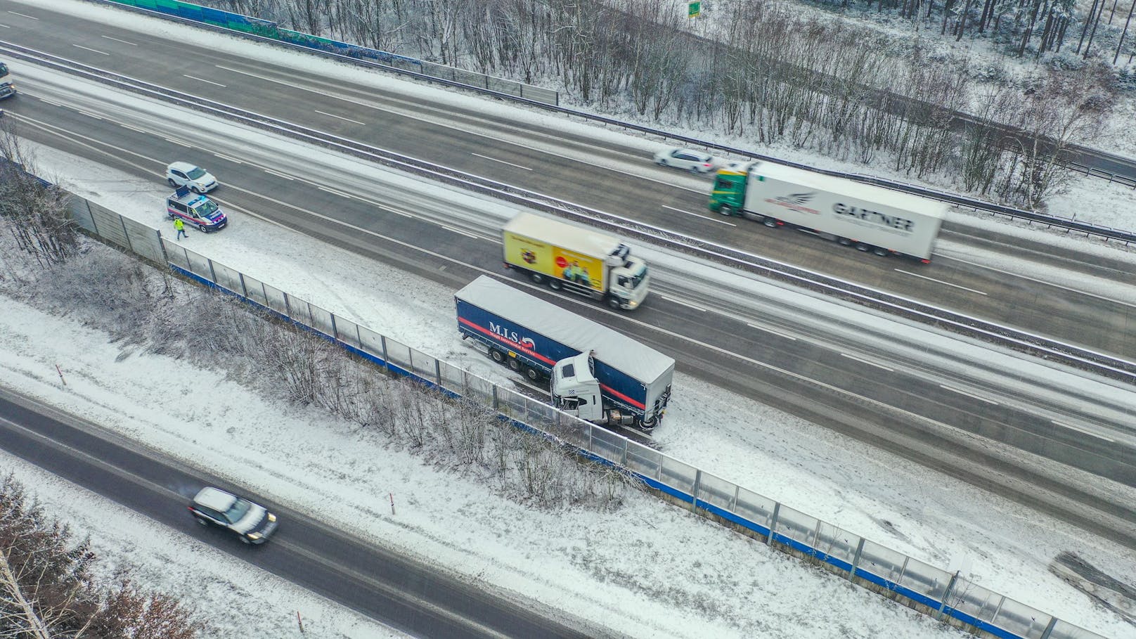 Dichtes Schneetreiben – Unfall auf A1, langer Stau