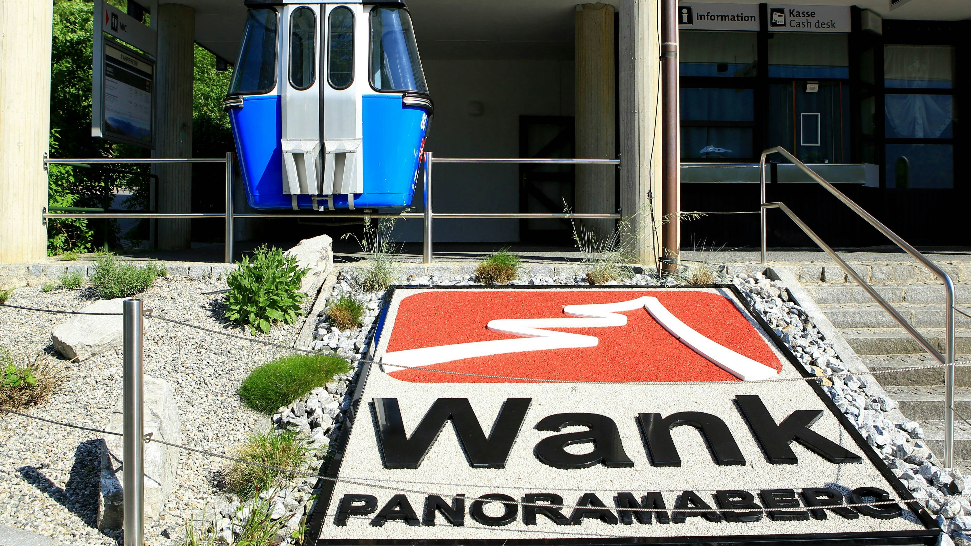 Die Bergbahnen vom Hausberg in Garmisch, dem Wank. 