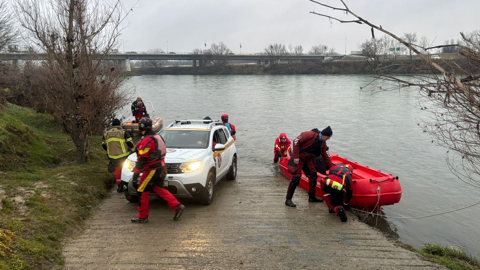 Mutter geht mit Kind ins Wasser – kommt alleine zurück