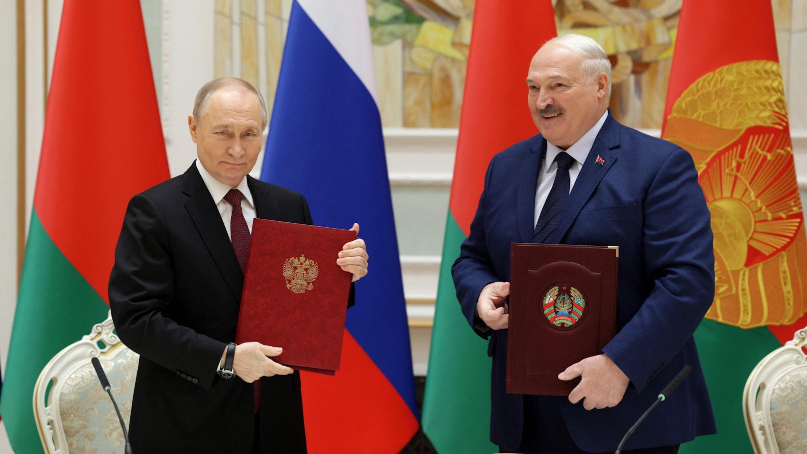 Putin und Lukaschenko bei einer Unterzeichnungszeremonie während einer Sitzung des Obersten Staatsrates des Unionsstaates Russland und Belarus in Minsk am 6. Dezember 2024. 