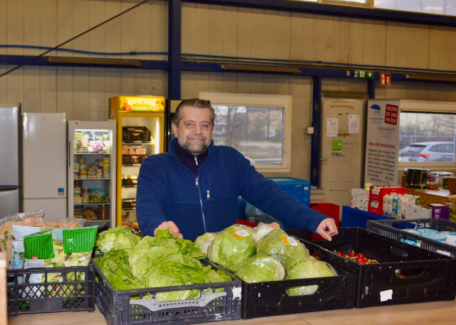 Franz Lechner mit Salatköpfen im neu eröffneten Sozialmarkt