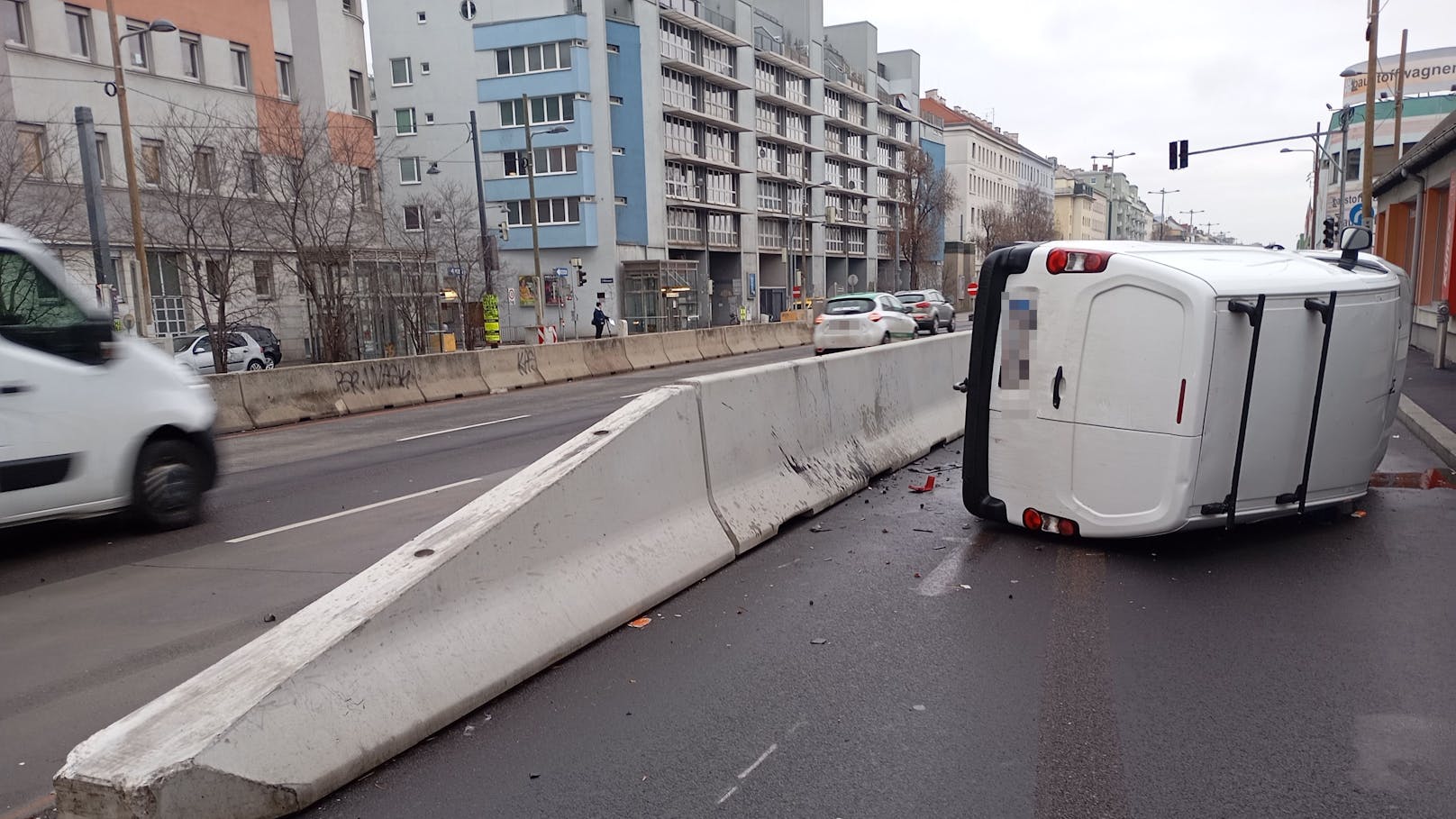 Der Fahrer wurde leicht verletzt.