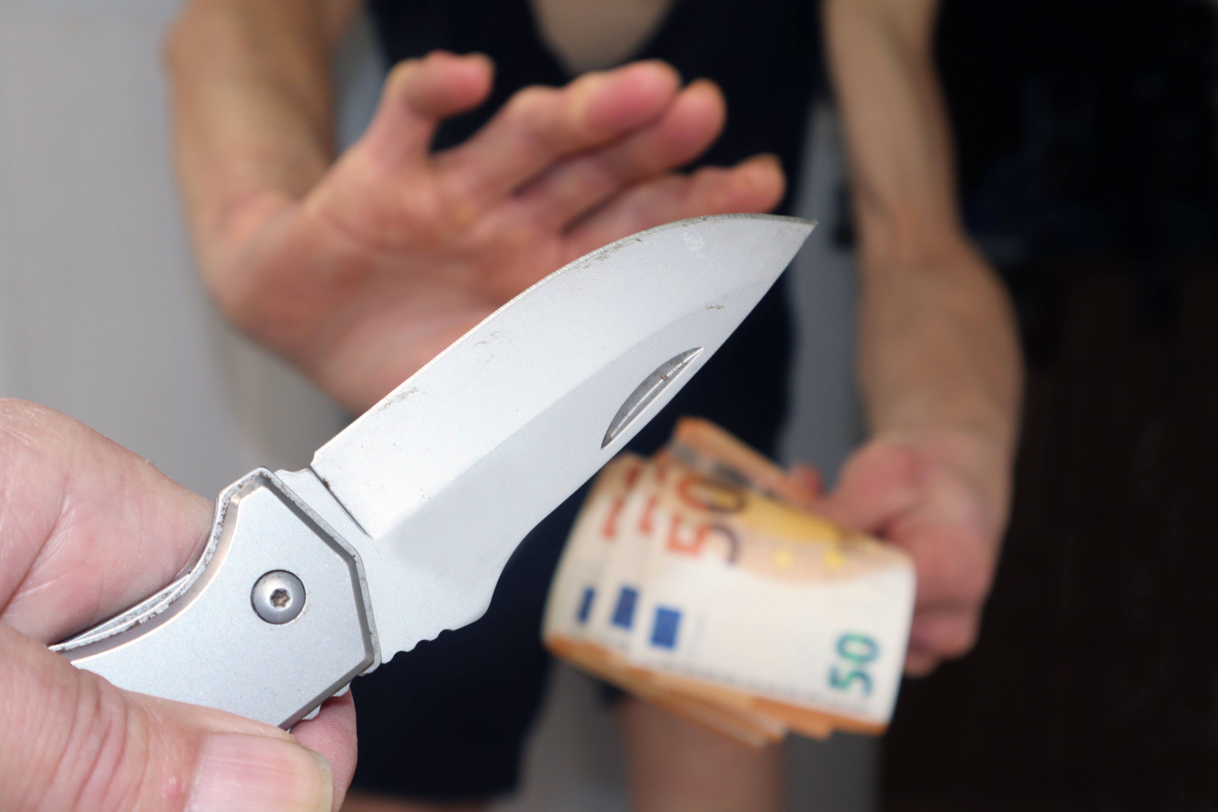 Die Räuber bedrohten den 17-Jährigen mit einem Messer und forderten Geld. (Symbolbild)