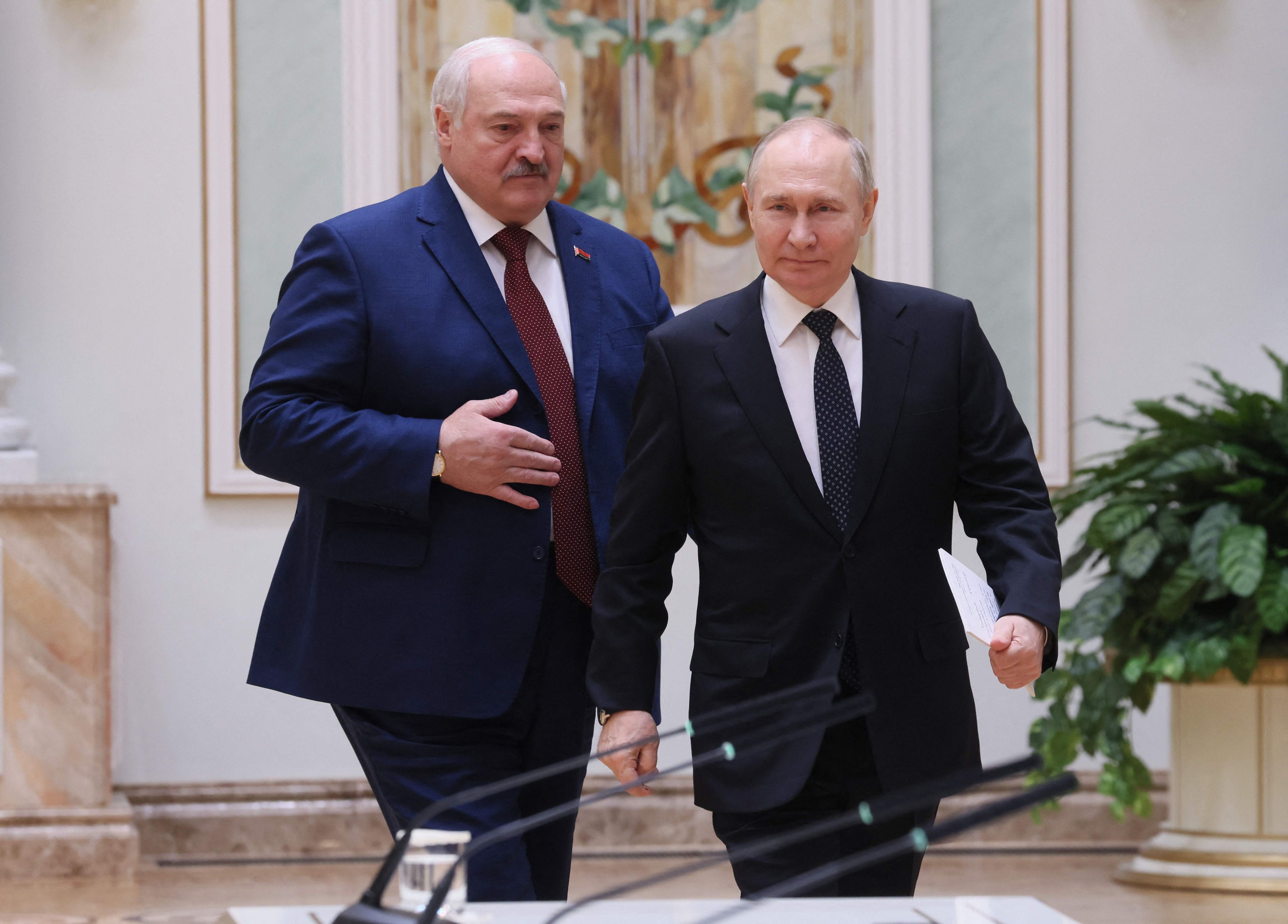 Wladimir Putin marschiert voran, Belarus' Präsident Alexander Lukaschenko folgt. (Archivbild)