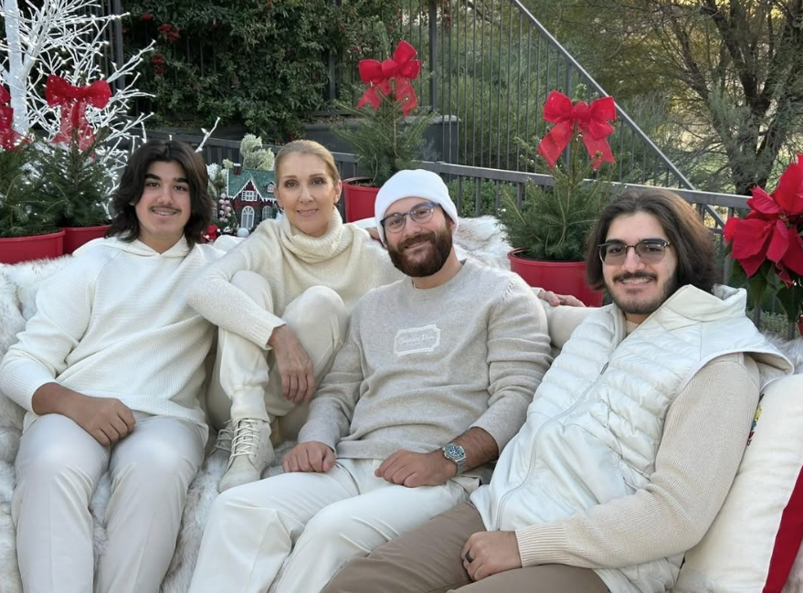 Céline Dion zeigt sich mit ihren drei Söhnen.