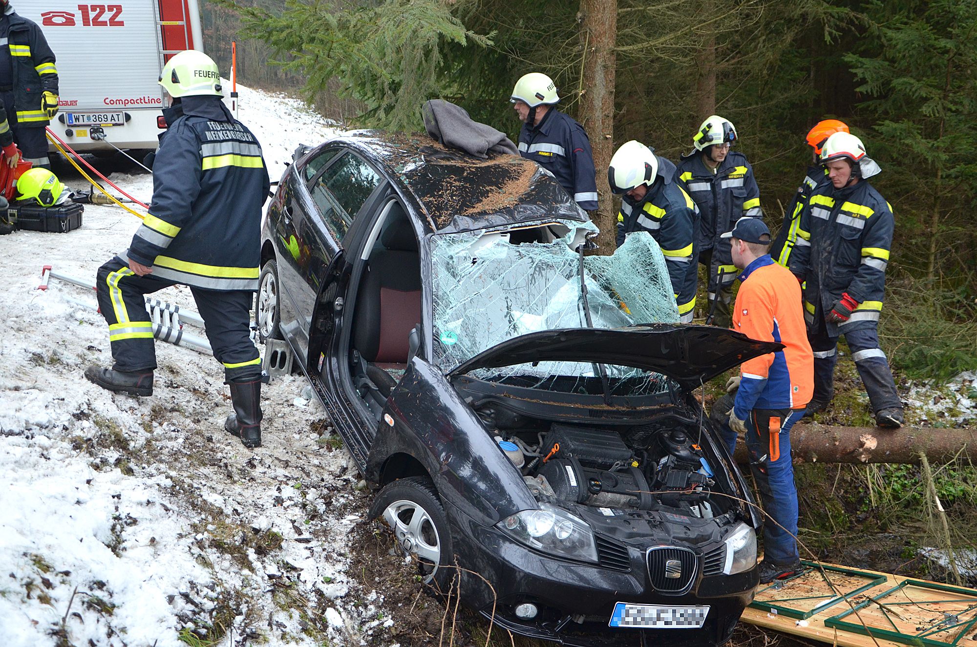 Feuerwehr rettet Mutter und Baby aus Unfallwagen.