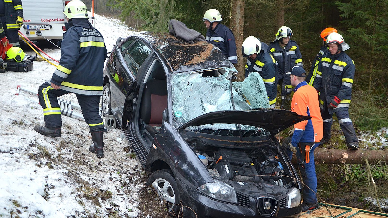 Schwerer Crash – Mutter und Baby aus Auto gerettet