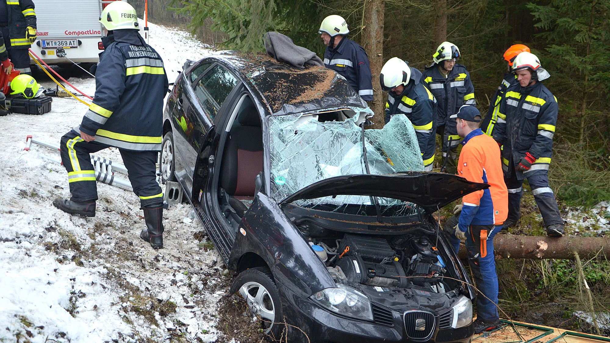 Feuerwehr rettet Mutter und Baby aus Unfallwagen