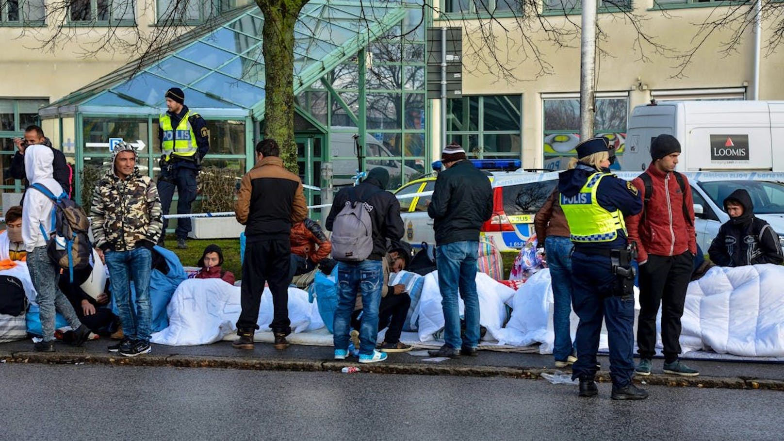 Mit der jetzt angekündigten Verschärfung wendet sich Schweden unter der Mitte-rechts-Regierung von Ministerpräsident Ulf Kristersson noch weiter von der offenen Einwanderungspolitik ab, die das schwedische Image einst stark prägte.