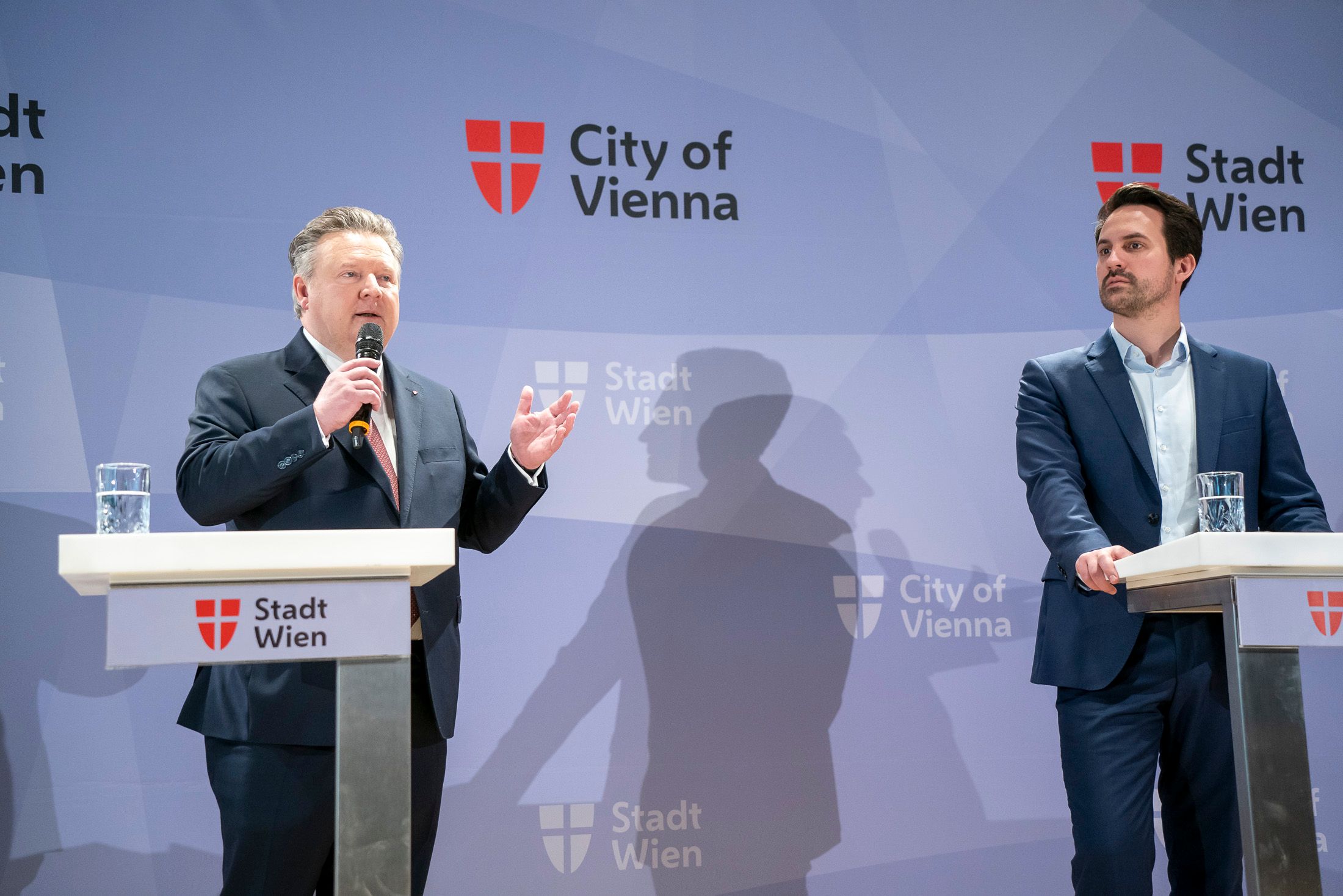 Bürgermeister Michael Ludwig, Vizebürgermeister Christoph Wiederkehr (v.l.) und weitere Stadtpolitiker treffen am Freitag aufeinander.