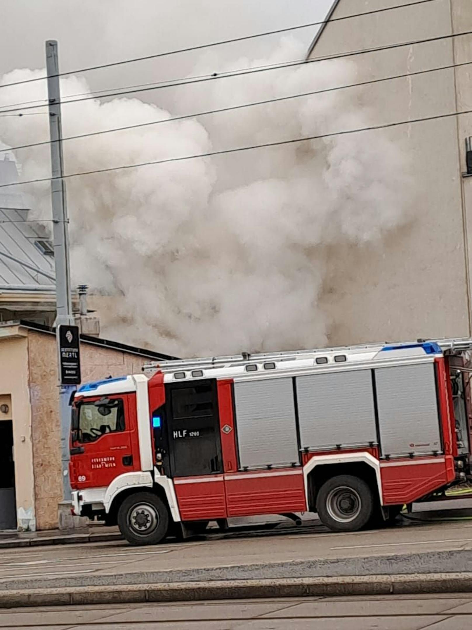 In Wien-Hietzing brach am Donnerstag gegen 14.45 Uhr in einem Gebäude ein Feuer aus.