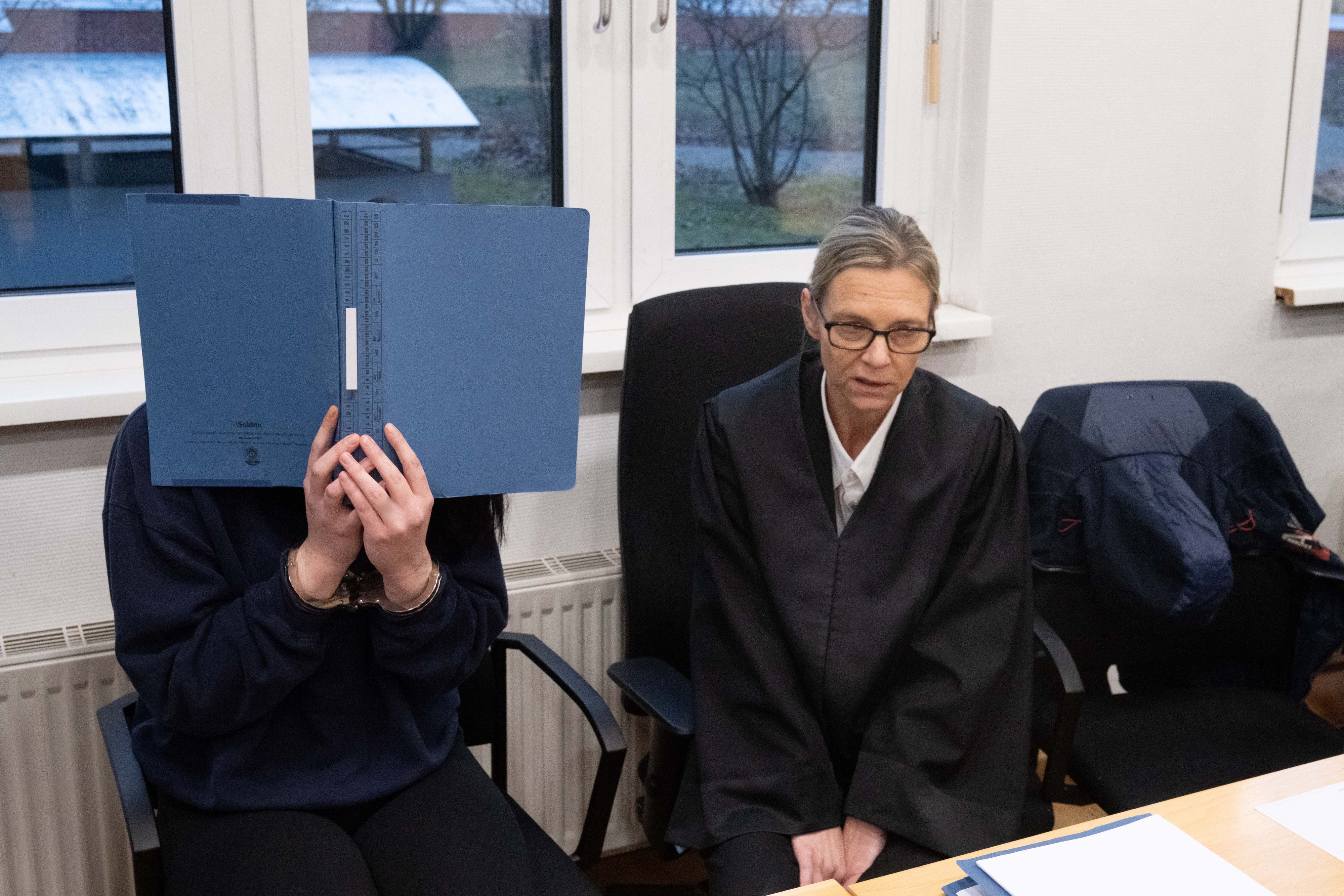 Die 17-Jährige soll ihren 59-jährigen Stalker mit Drogen betäubt und dann erschlagen haben.