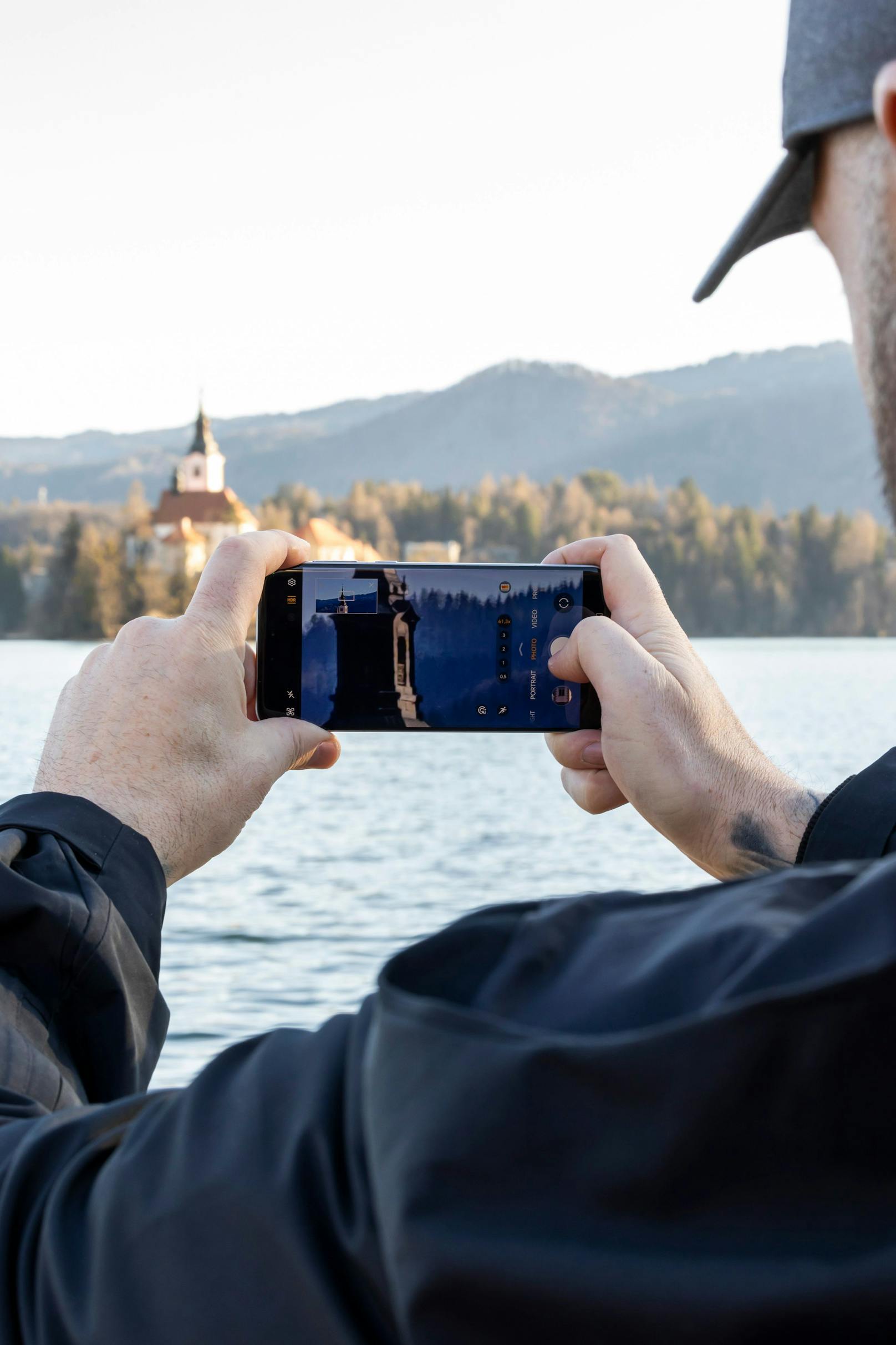 Ins Staunen kommt man auch bei der Kamera, die aus drei Sensoren besteht: 50 Megapixel (MP)-Weitwinkel-Hauptkamera (f/1.4–f/2.0, OIS),...