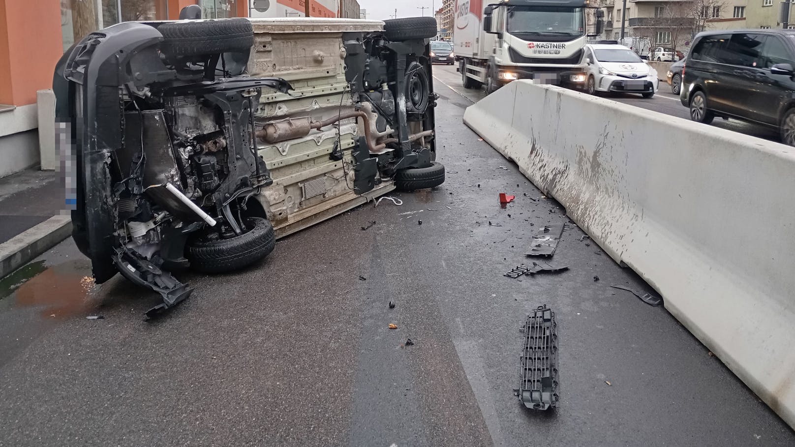 Die Feuerwehr konnte den Lieferwagen mit Muskelkraft entfernen.