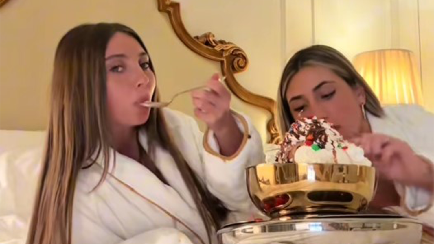 Amira Harvey und Jenna Sinatra (Bild) beim wohl teuersten Eis ihres Lebens.