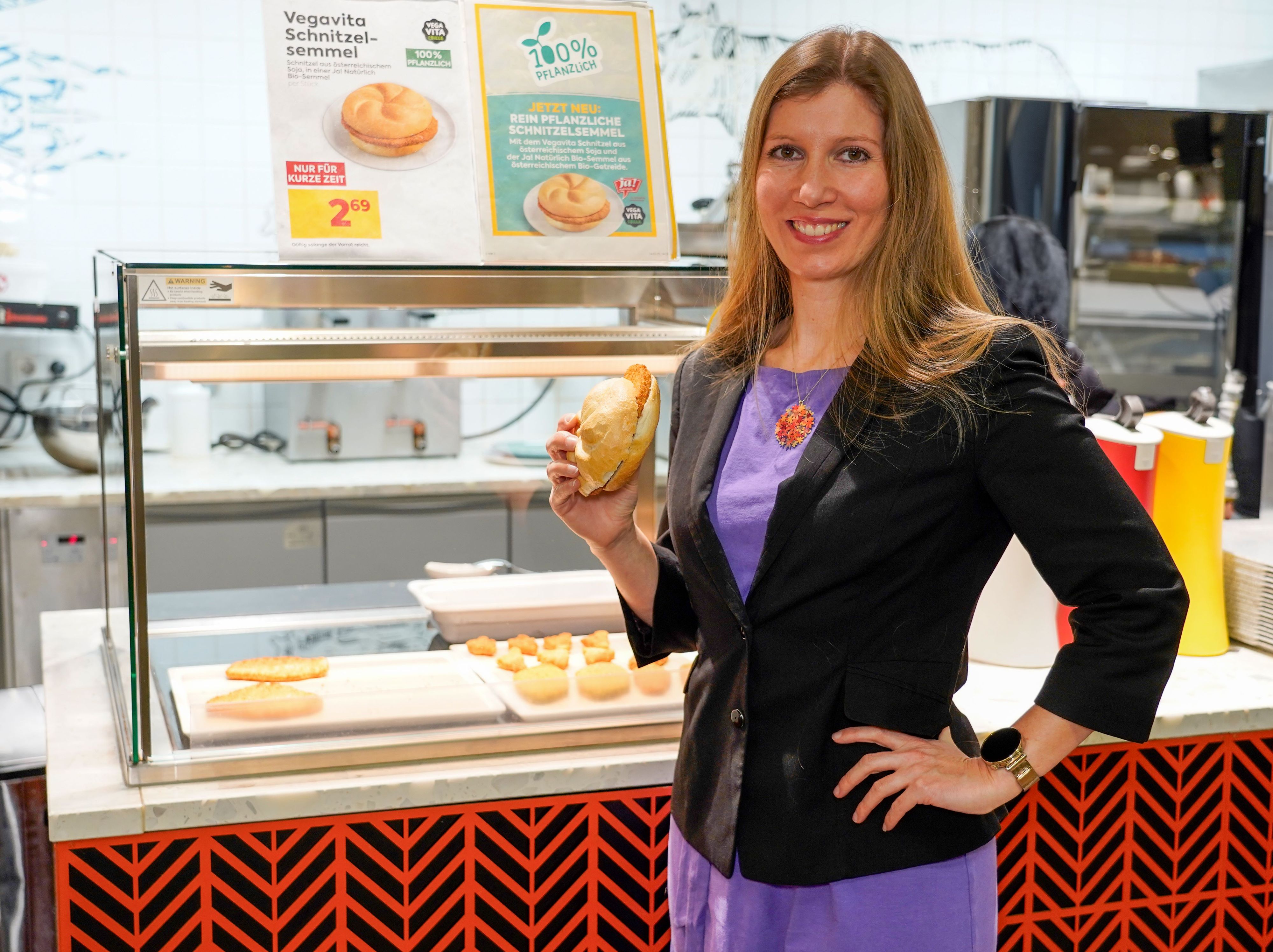 Verena Wiederkehr, Billa Head of Plant-Based Business Development, mit der neuen Vegavita Schnitzelsemmel