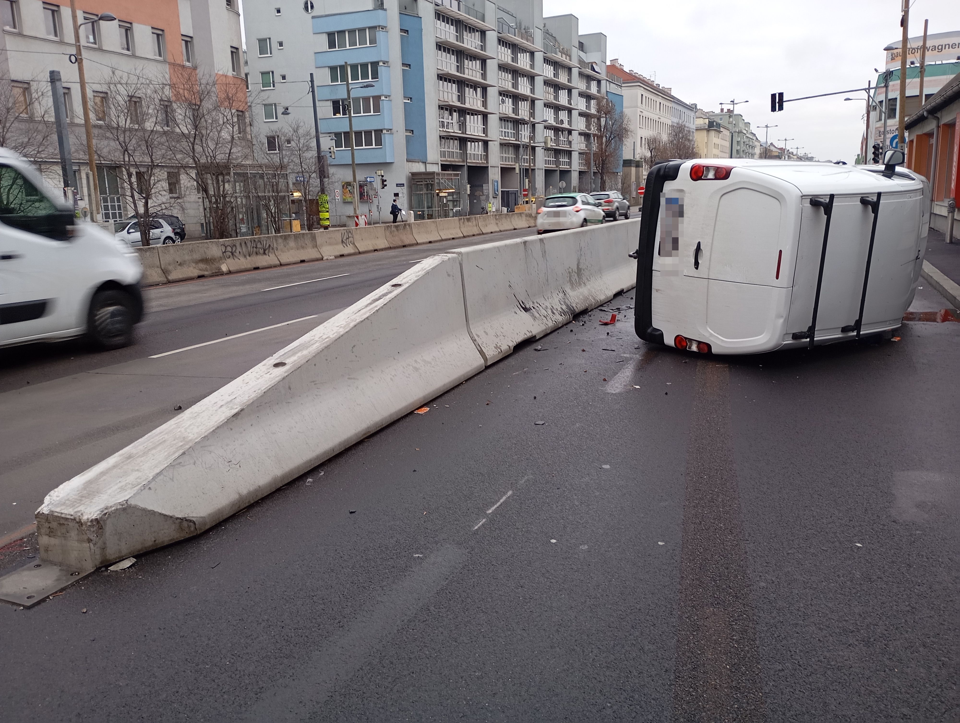 Der Wagen kippte um und kam auf der Fahrbahn zum Liegen.