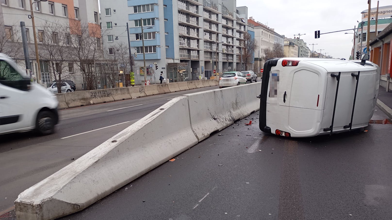 Lieferwagen kollidiert mit Betonwand – Fahrer verletzt