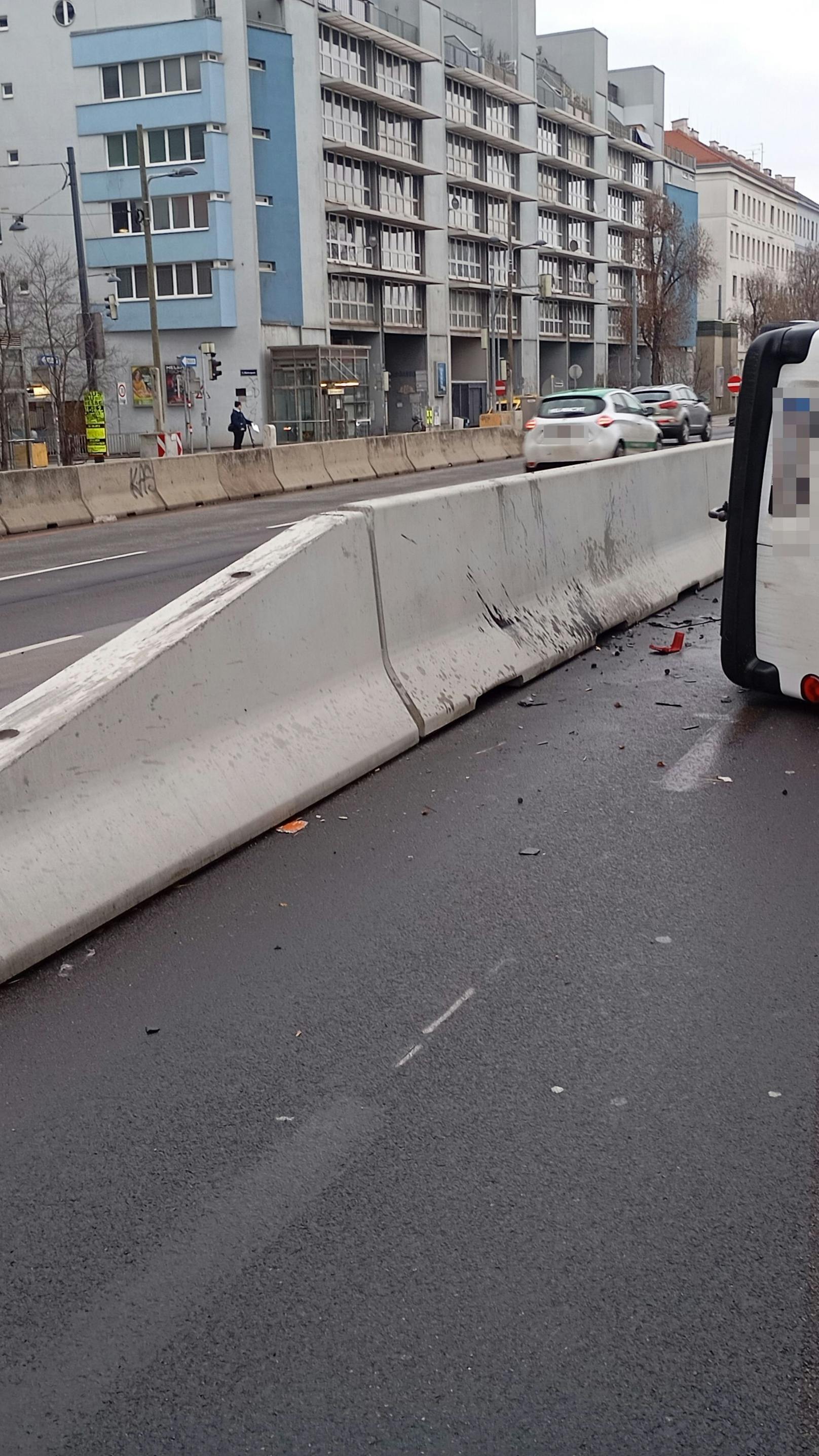 Lieferwagen kollidiert mit Betonwand – Fahrer verletzt