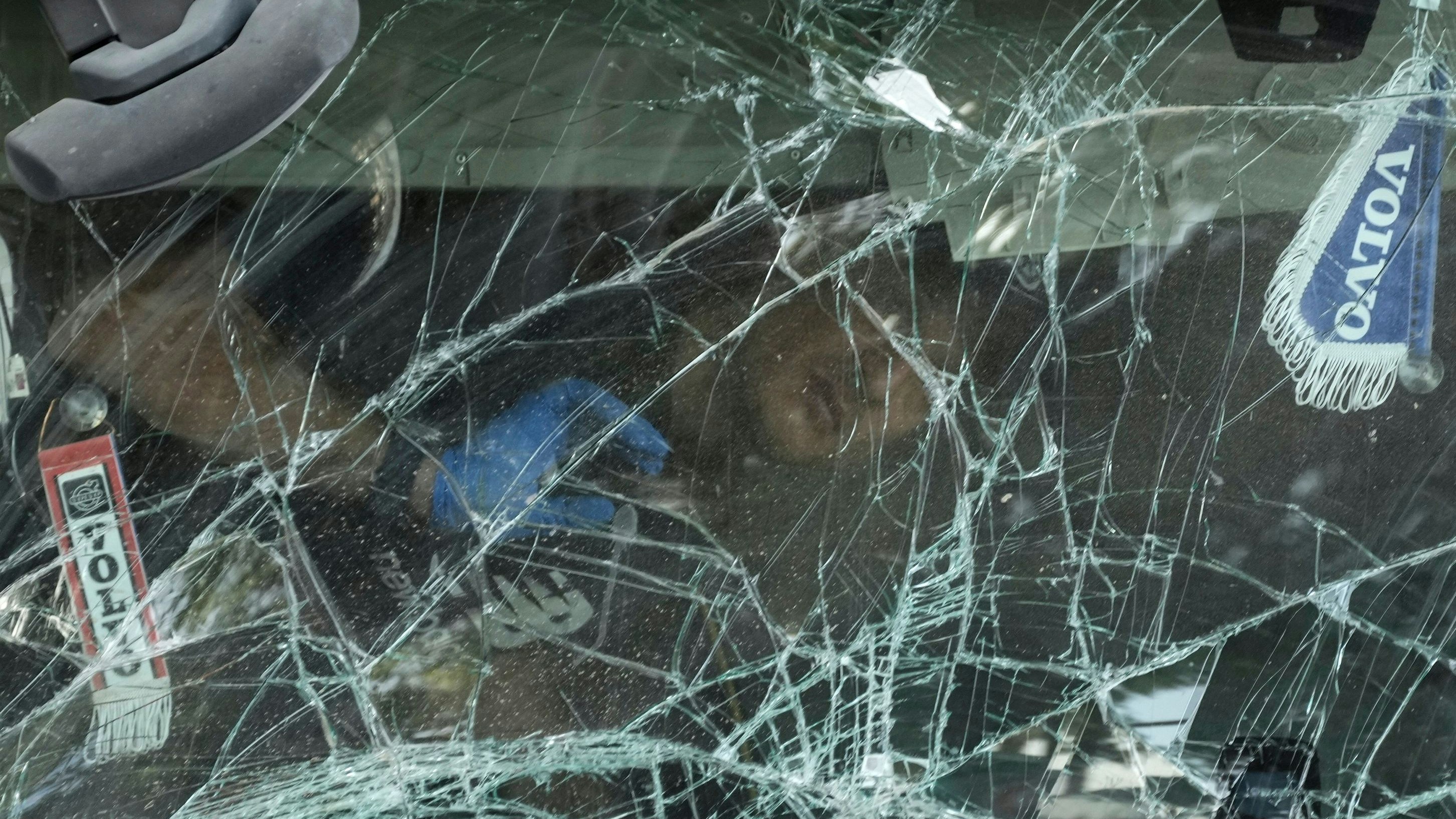 Kriminialbeamte untersuchen die Fahrerkabine. (symbolbild)