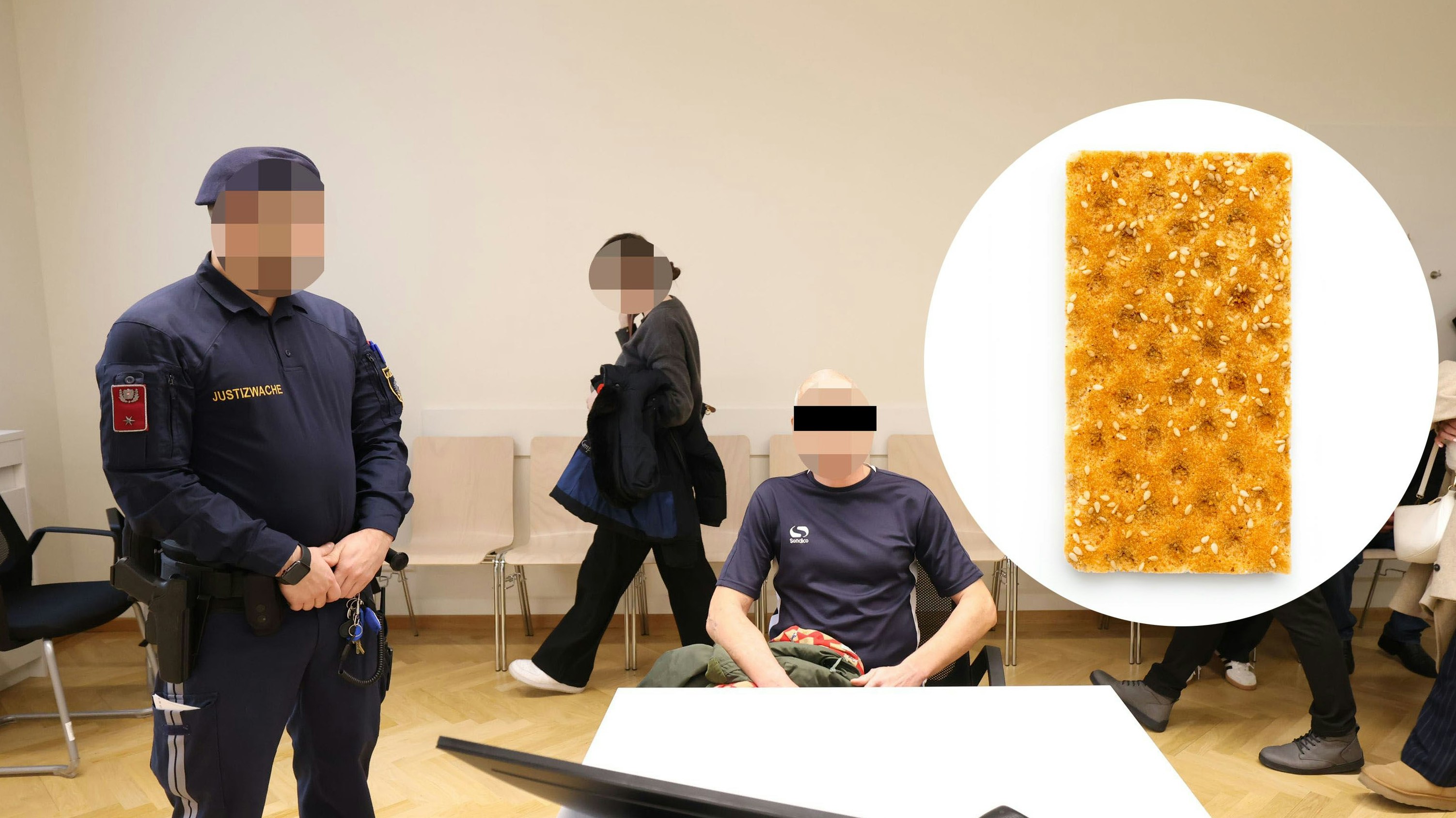 Das wohl ungewöhnlichste "Raubgut" vor Gericht: Im Saal wird der Fall um Knäckebrot, Käse und einen hungrigen Angeklagten verhandelt.