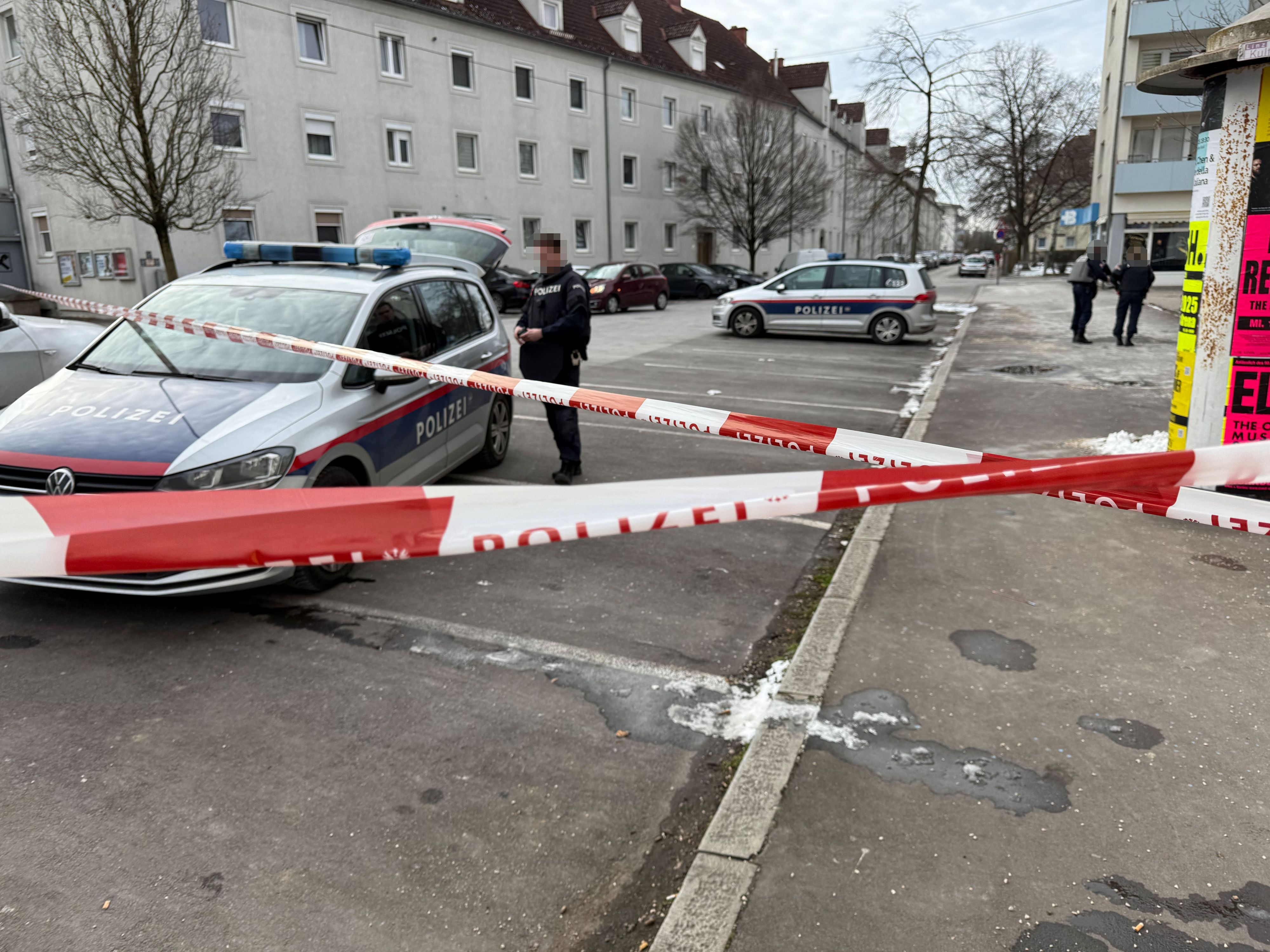 Der Tatort wurde am Dienstag sofort abgesperrt, die Alarmfahndung eingeleitet.