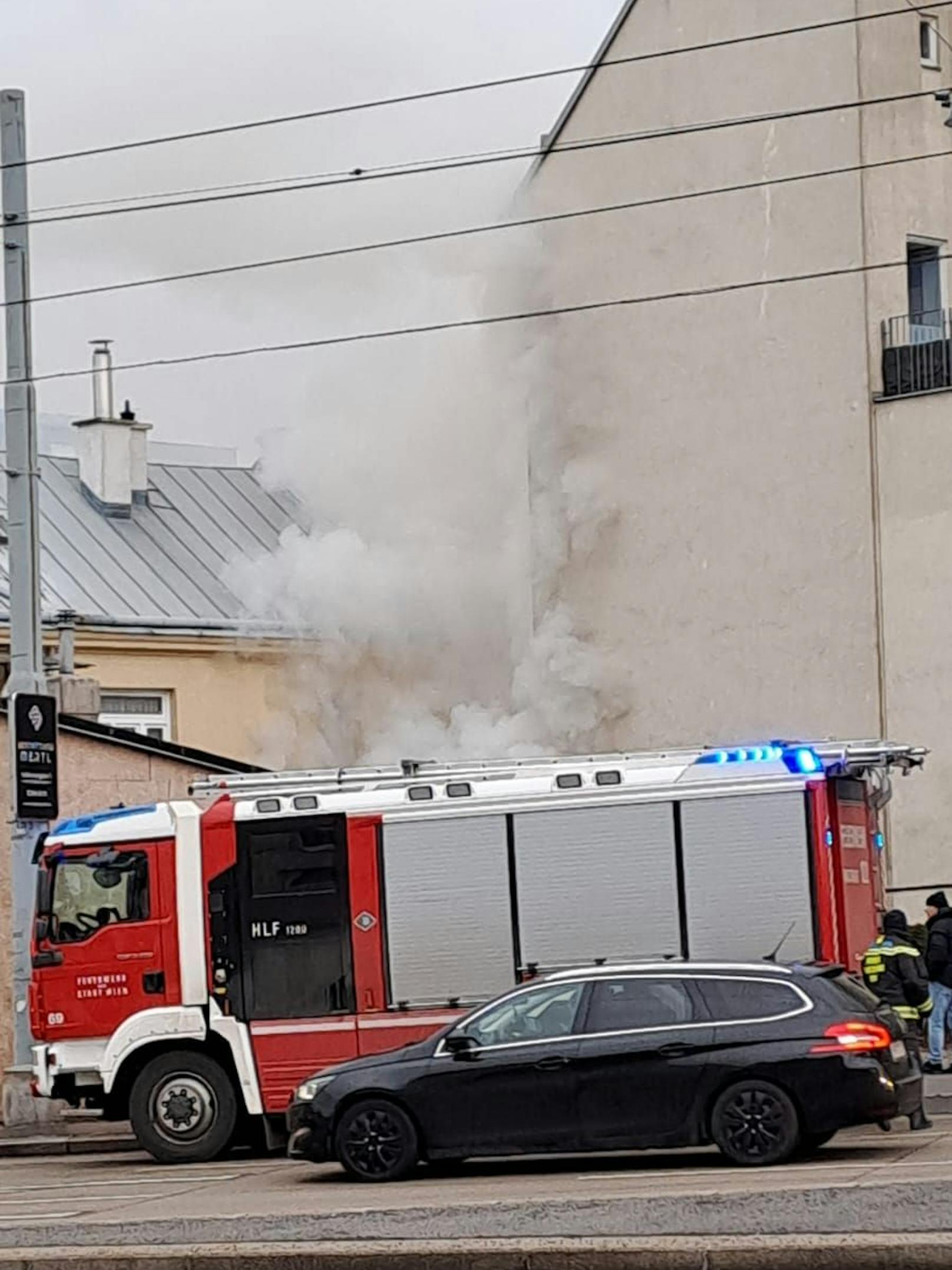 Die Berufsfeuerwehr ist bereits vor Ort und versucht, die Flammen abzulöschen.