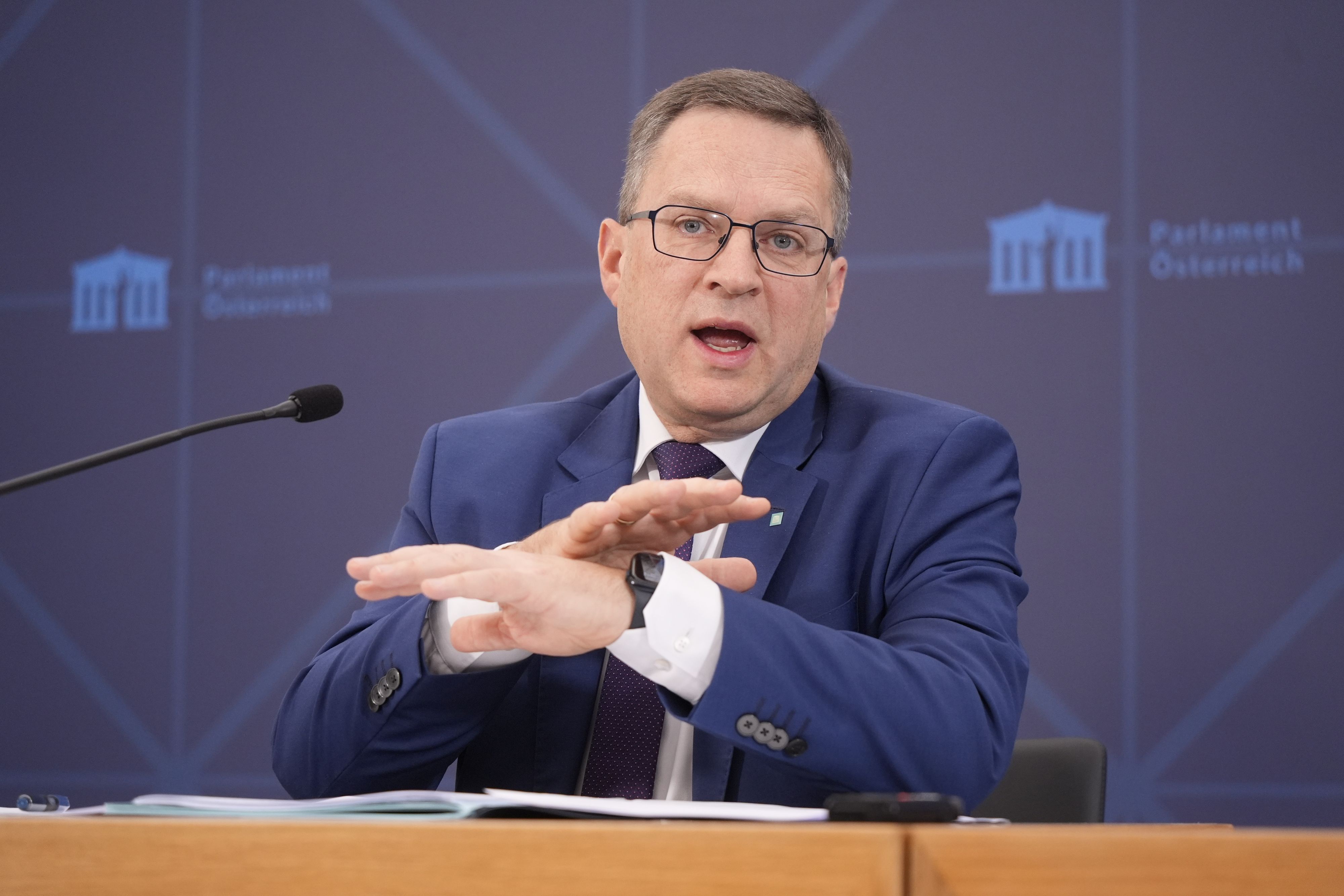 Wöginger weist alle Vorwürfe zurück und betont, dass er an seiner Unschuld festhalte und nicht aus seinem Amt zurücktreten werde.