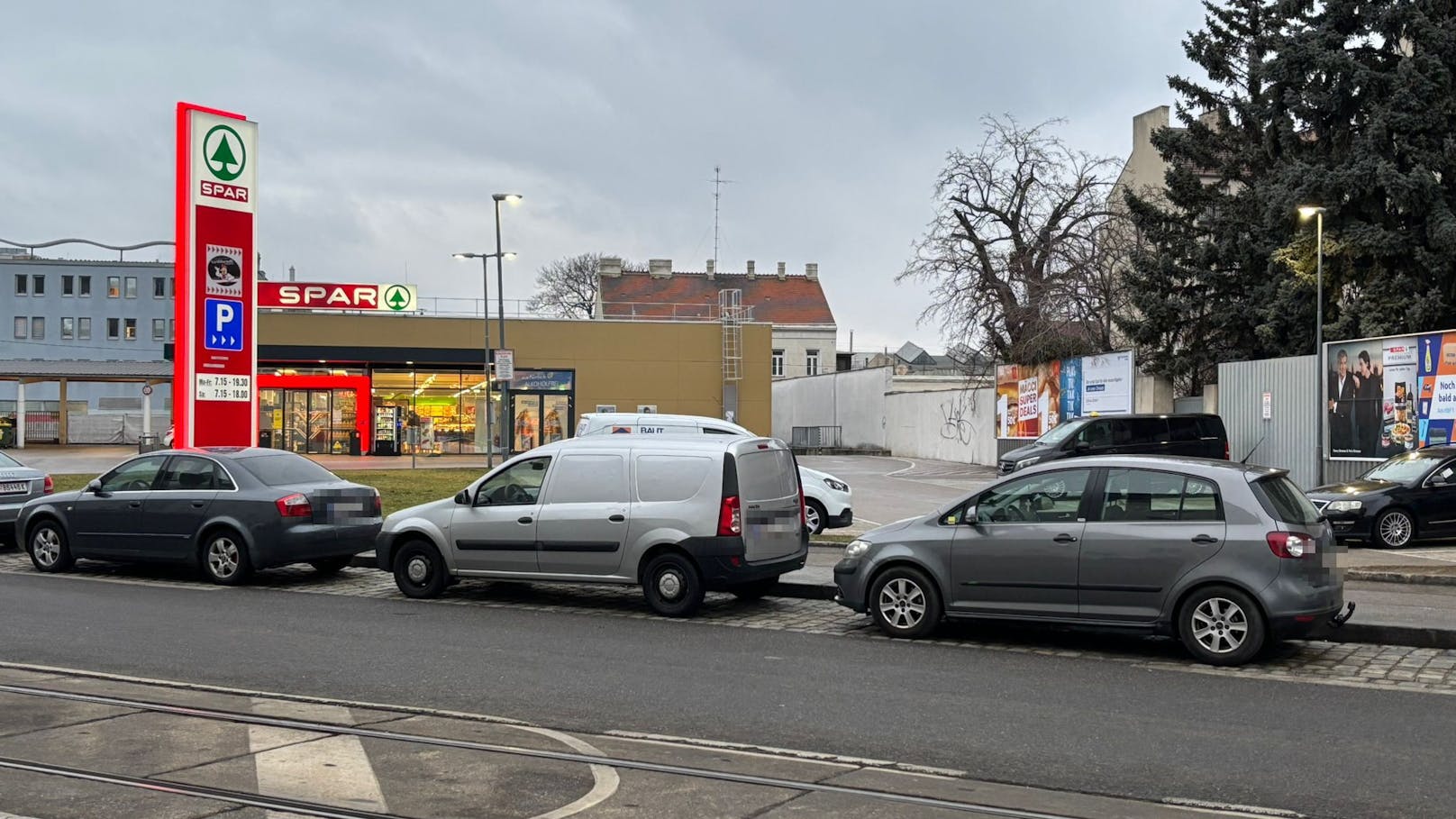 "Die Benützung des Parkplatzes ist ausschließlich für die Dauer eines Einkaufes gestattet. Nach einem erfolgten Einkauf ist das Fahrzeug von der Örtlichkeit zu entfernen", so die Parkraumüberwachung "T-1".