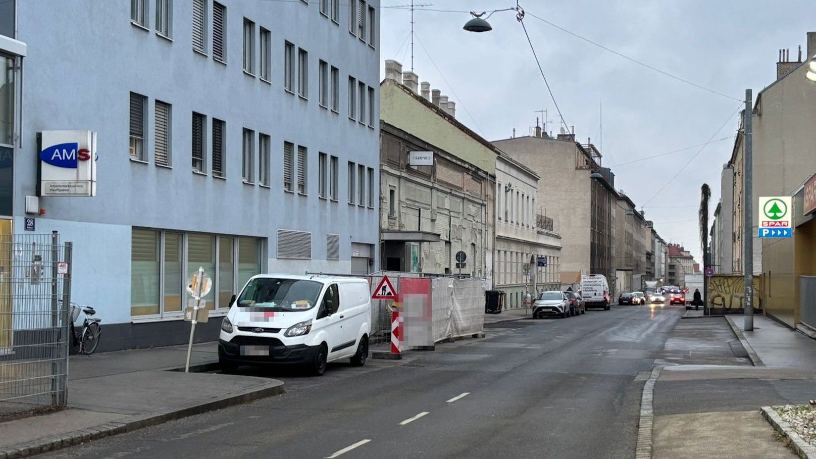 Ende Dezember begab sich ein Mann zu einem AMS-Standort, parkte hierfür auf einem nahegelegenen Supermarkt-Parkplatz (rechts im Bild).