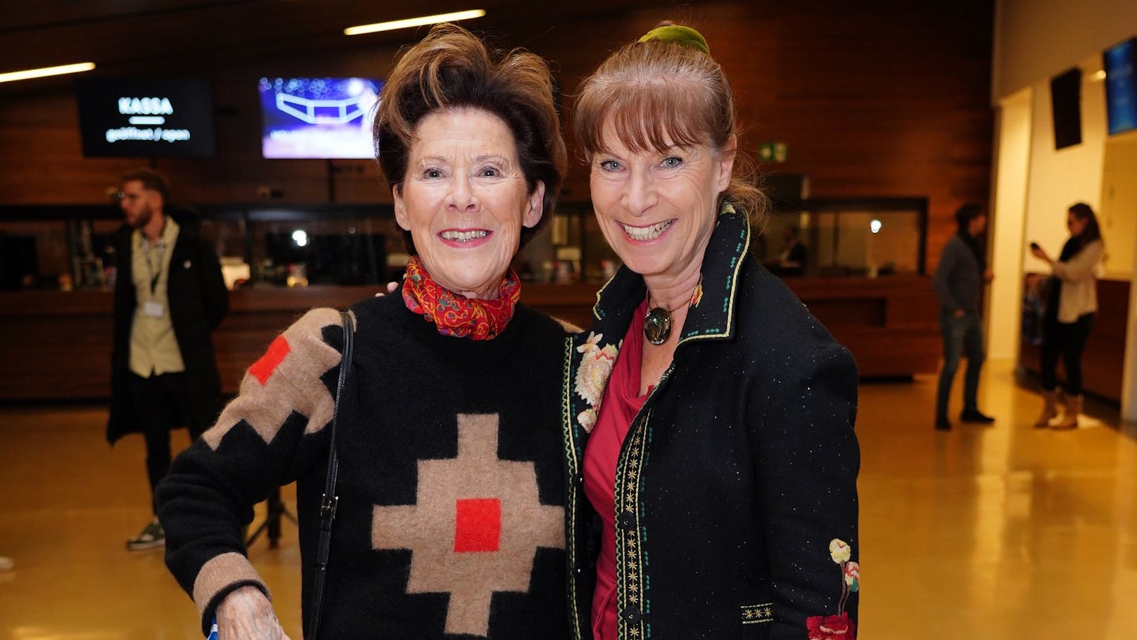 Ingrid Wendl und Claudia Kristofics-Binder ließen sich die Eisläufer nicht entgehen.