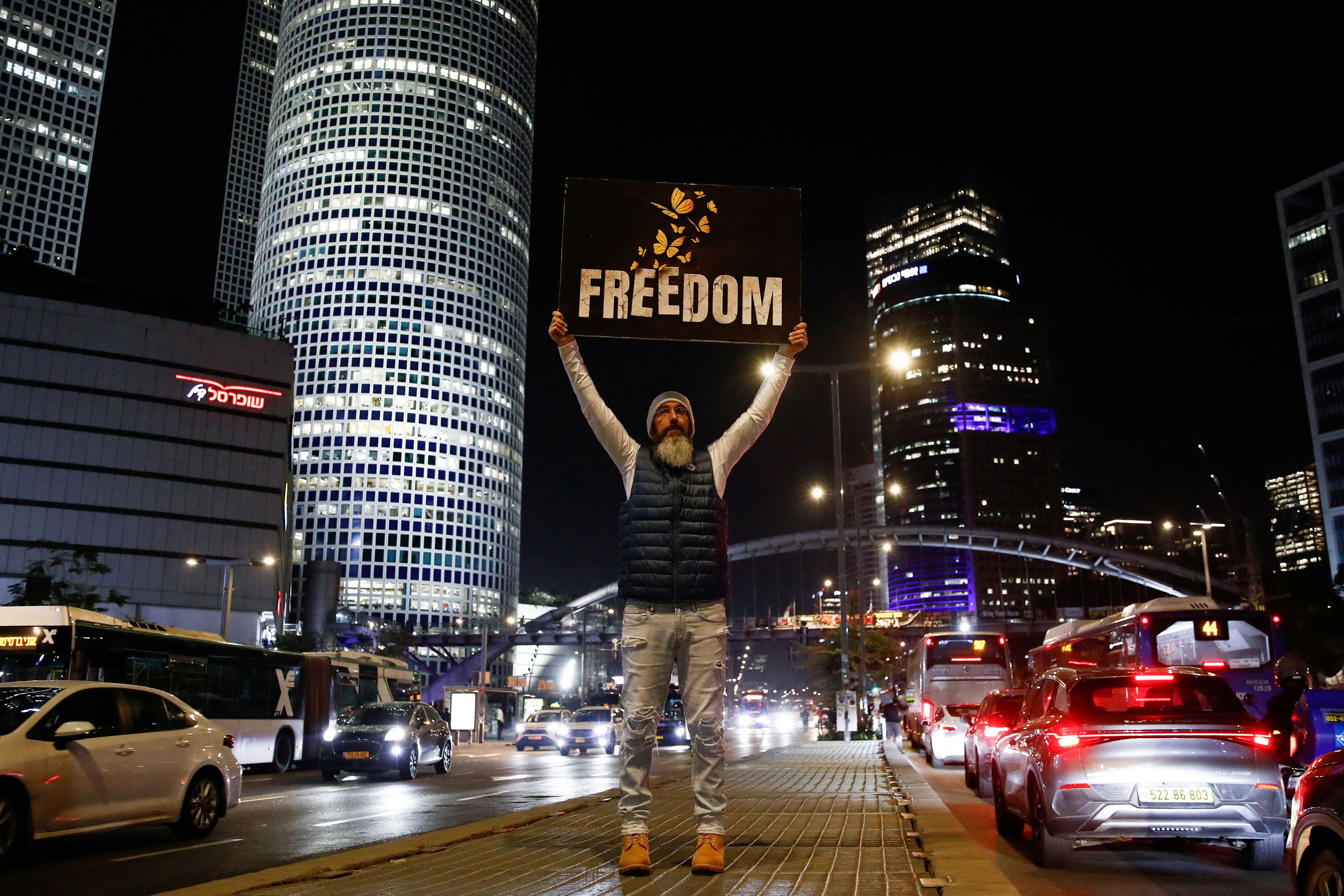 In Israel wurde nun eine Einigung über ein Abkommen zur Freilassung der Geisel erzielt.
