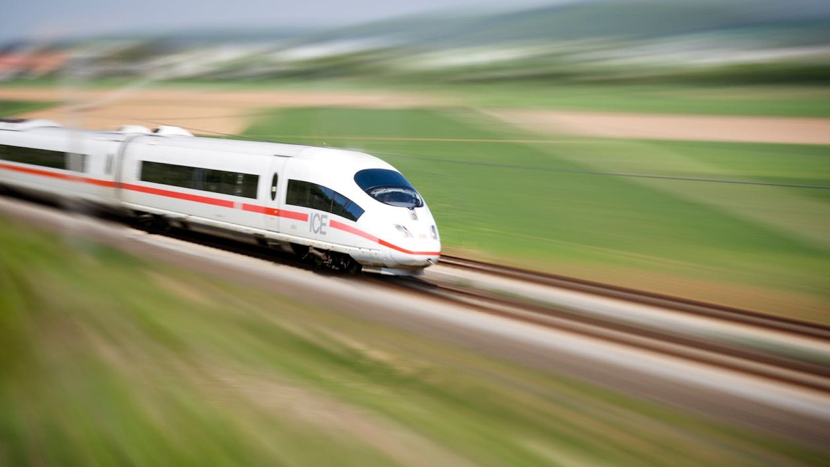 282 km/h! Schwarzfahrer klammert sich außen an ICE