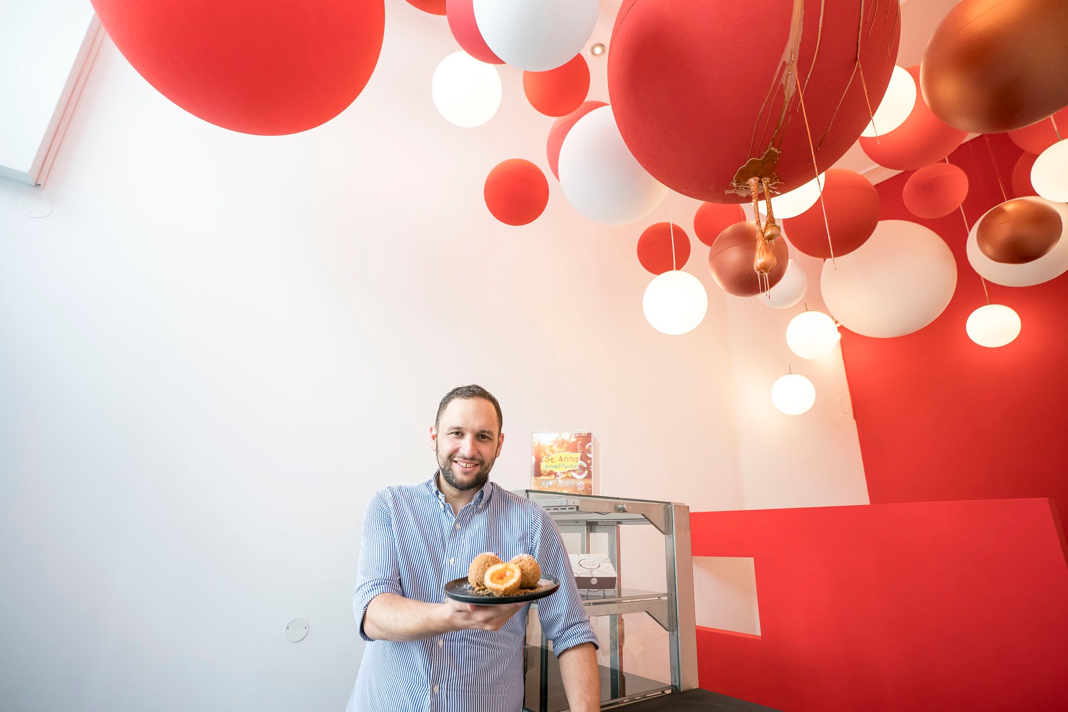 Betreiber Daniel Hanjalic mit seinen beliebten Marillenknödeln – trotz Insolvenz kämpft er weiter für die Knödel Manufaktur.