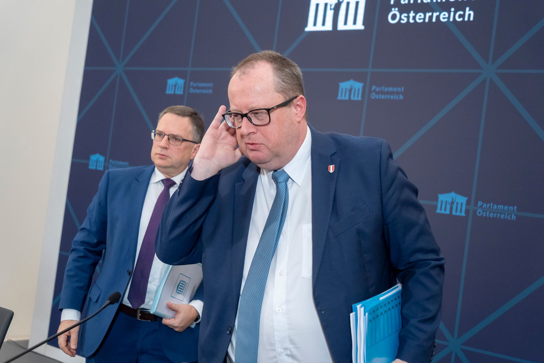ÖVP-Klubobmann August Wöginger und FPÖ-Finanzsprecher Hubert Fuchs präsentierten am 16. Jänner 2025 die Details zum blau-schwarzen Budgetfahrplan.