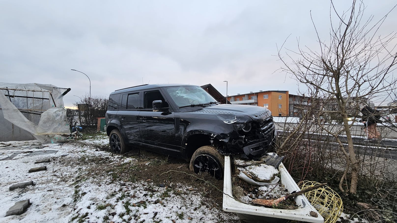 In Leonding (Bez. Linz-Land) ist in der Nacht ein Auto in den Garten eines Einfamilienhauses gekracht. Der 14-Jährige am Steuer wurde verletzt, der Wagen wurde zuvor in einem nahen Autohaus gestohlen.