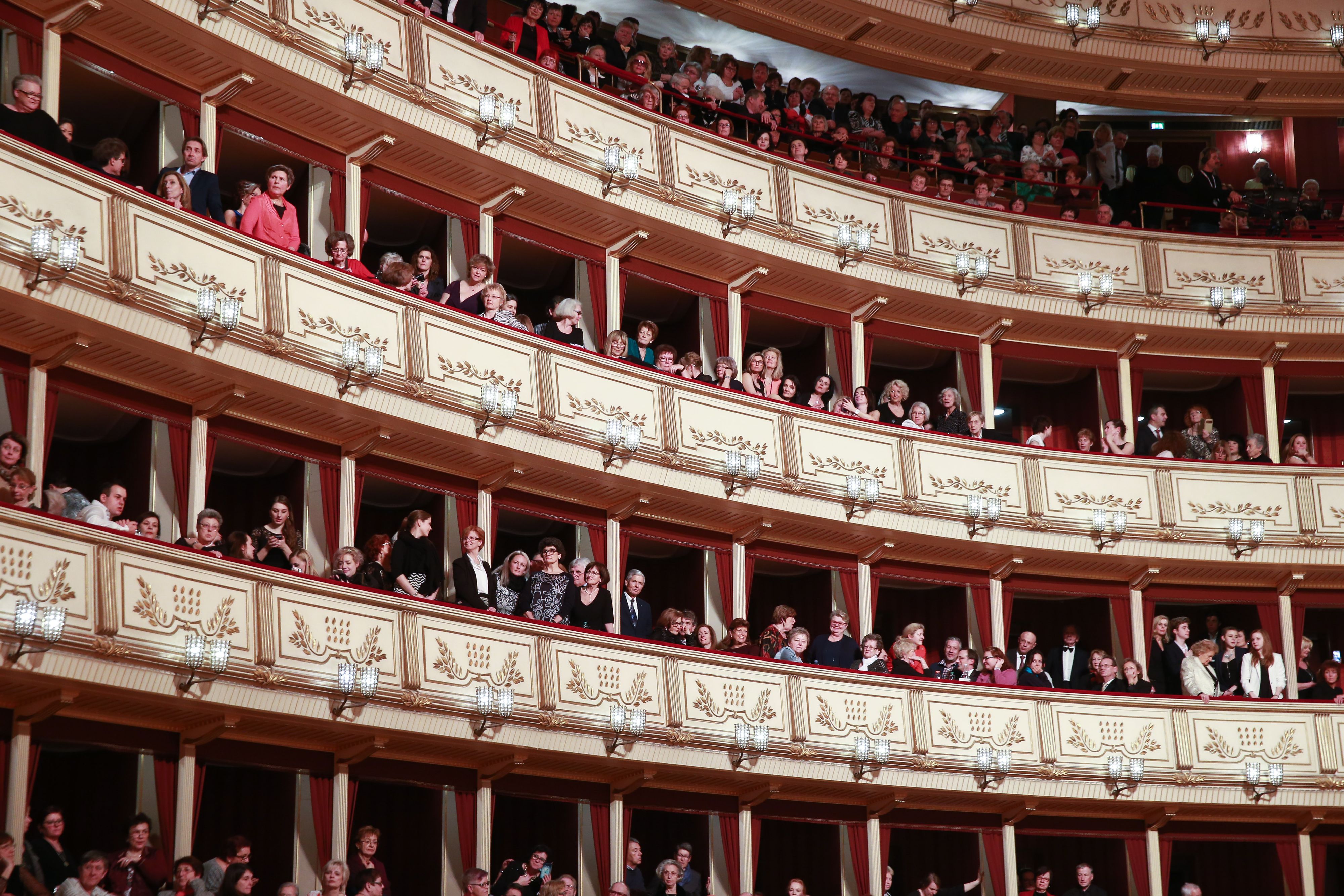 Eine Loge kann ein kleines Loch ins Börserl brennen.