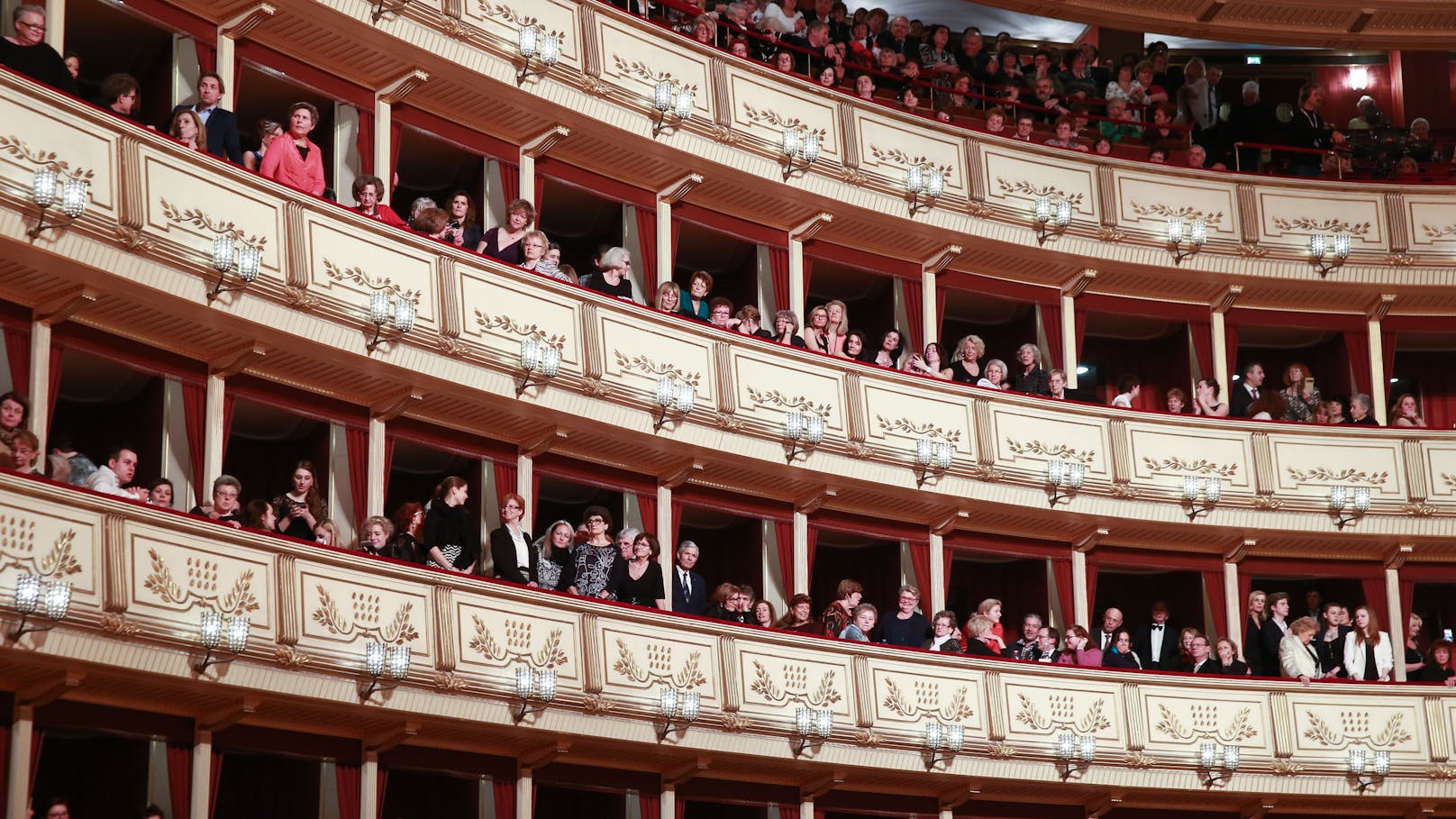 Du willst eine Loge beim Opernball? Das musst du zahlen