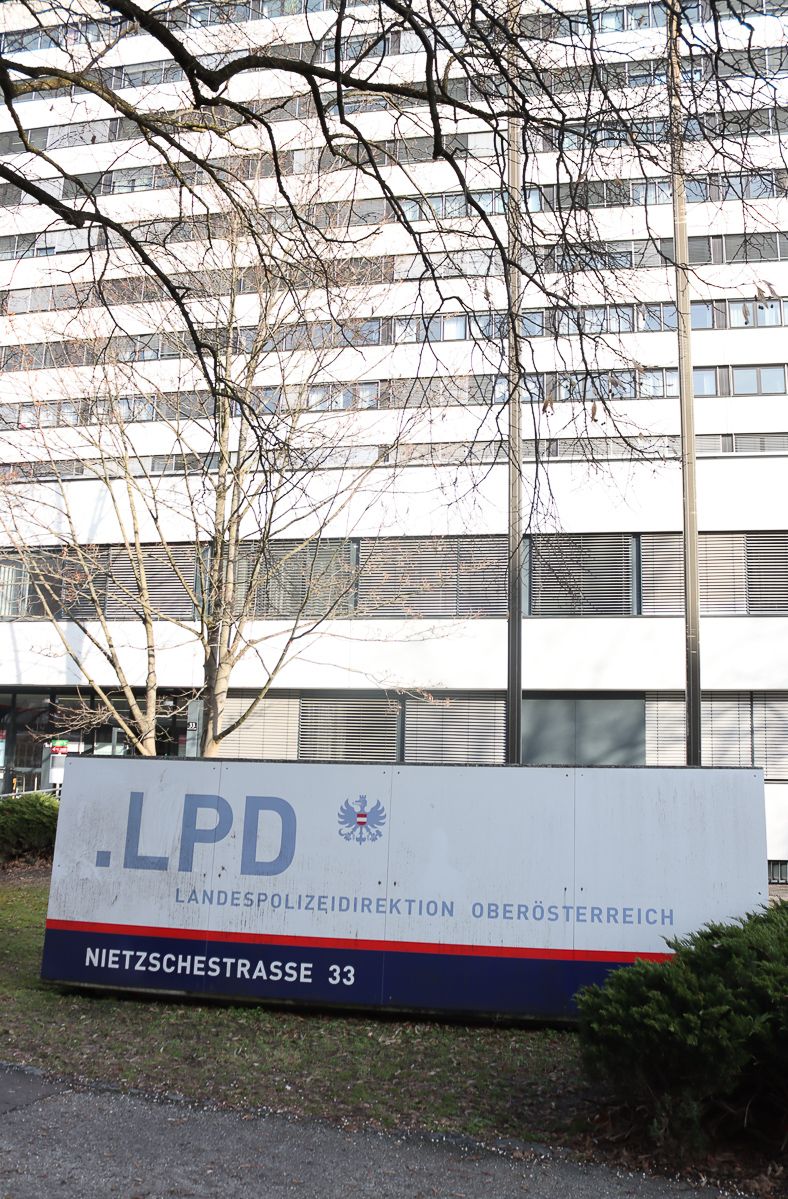 Der Mann wurde im Polizeigebäude festgenommen. (Symbolbild)