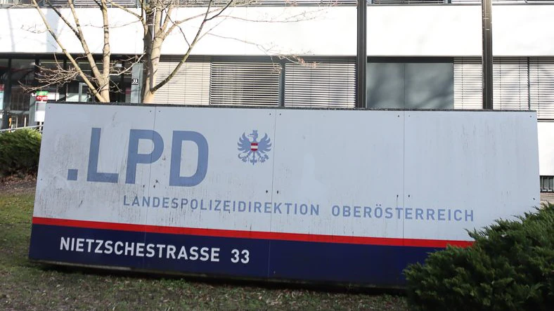 Der Mann wurde im Polizeigebäude festgenommen. Symbolbild.